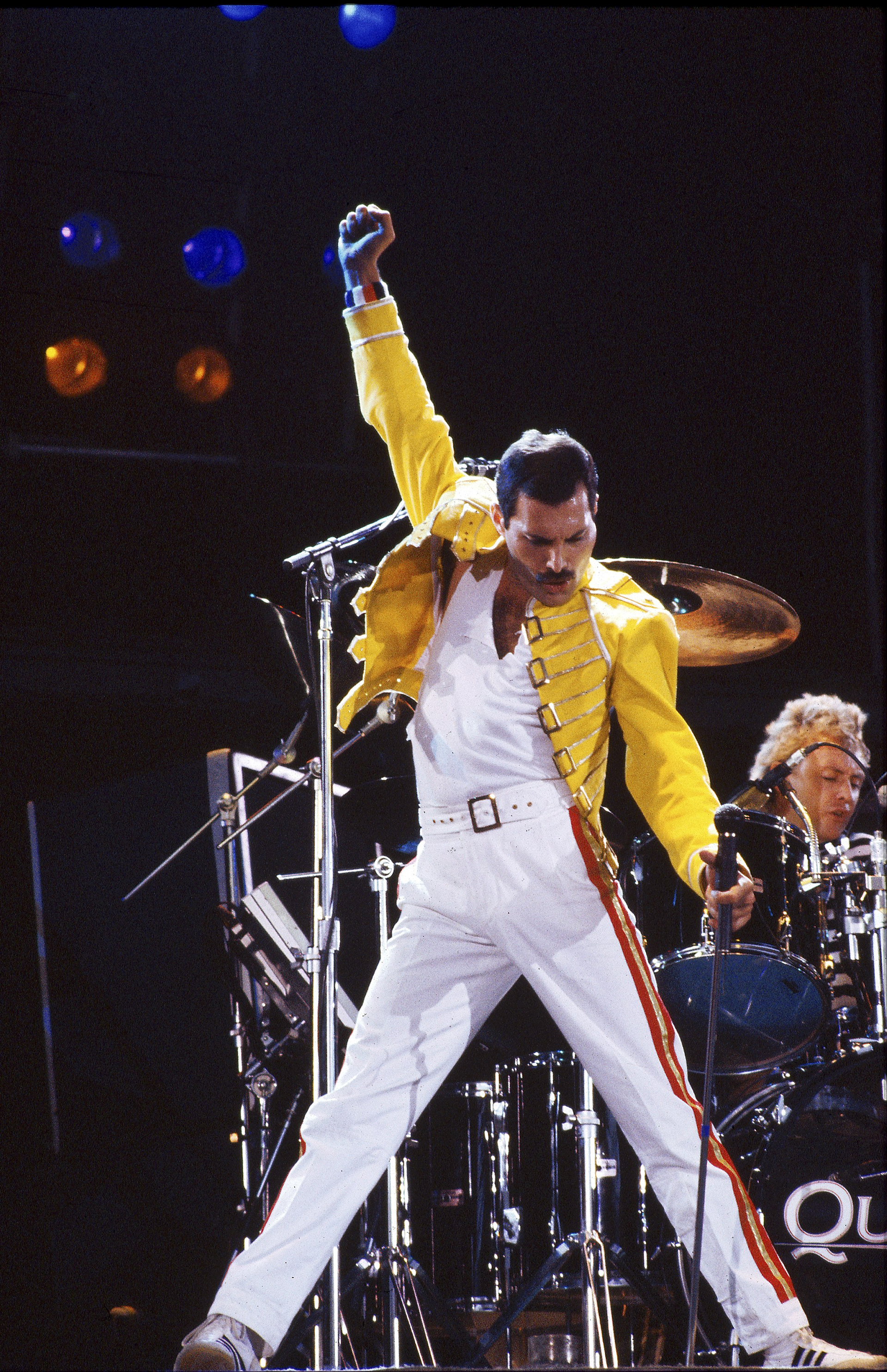 UNITED KINGDOM - AUGUST 09:  KNEBWORTH  Photo of Freddie MERCURY and QUEEN, Freddie Mercury performing live on stage.  Roger Taylor is in the background.  (Photo by Suzie Gibbons/Redferns)