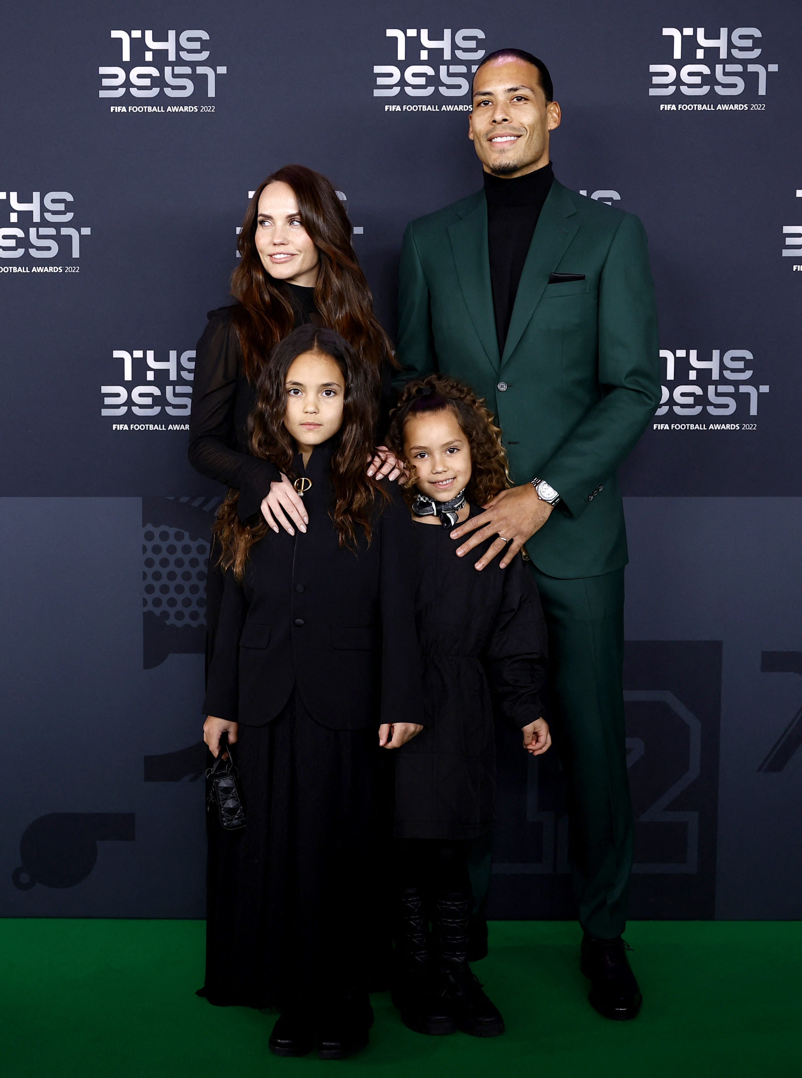 El jugador de Países Bajos, Virgil van Dijk, llegó a la gala con sus hijas y su mujer, que se vistieron a tono con looks total black. Por su parte, van Dijk se diferenció con el color verde oscuro de su traje /REUTERS/Sarah Meyssonnier