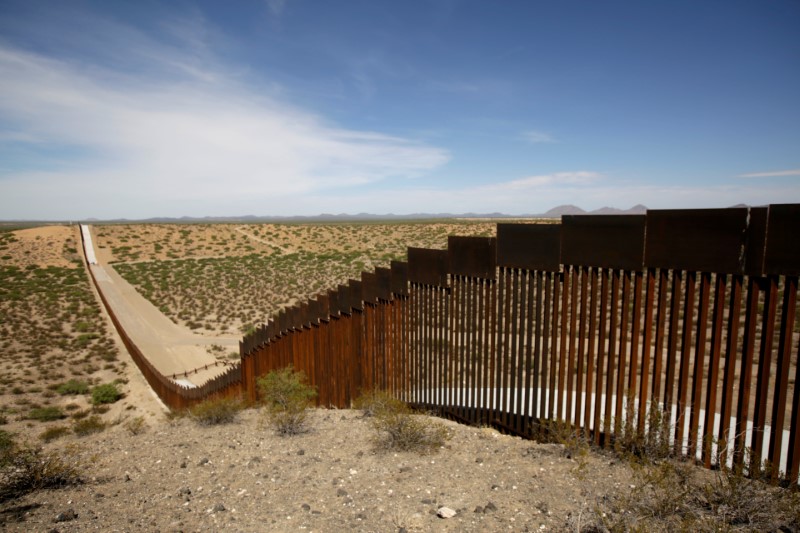 Imagen de archivo de un tramo de una nueva valla fronteriza entre EEUU y México en Ascension, Mexico. 28 de agosto de 2019. REUTERS/Jose Luis Gonzalez