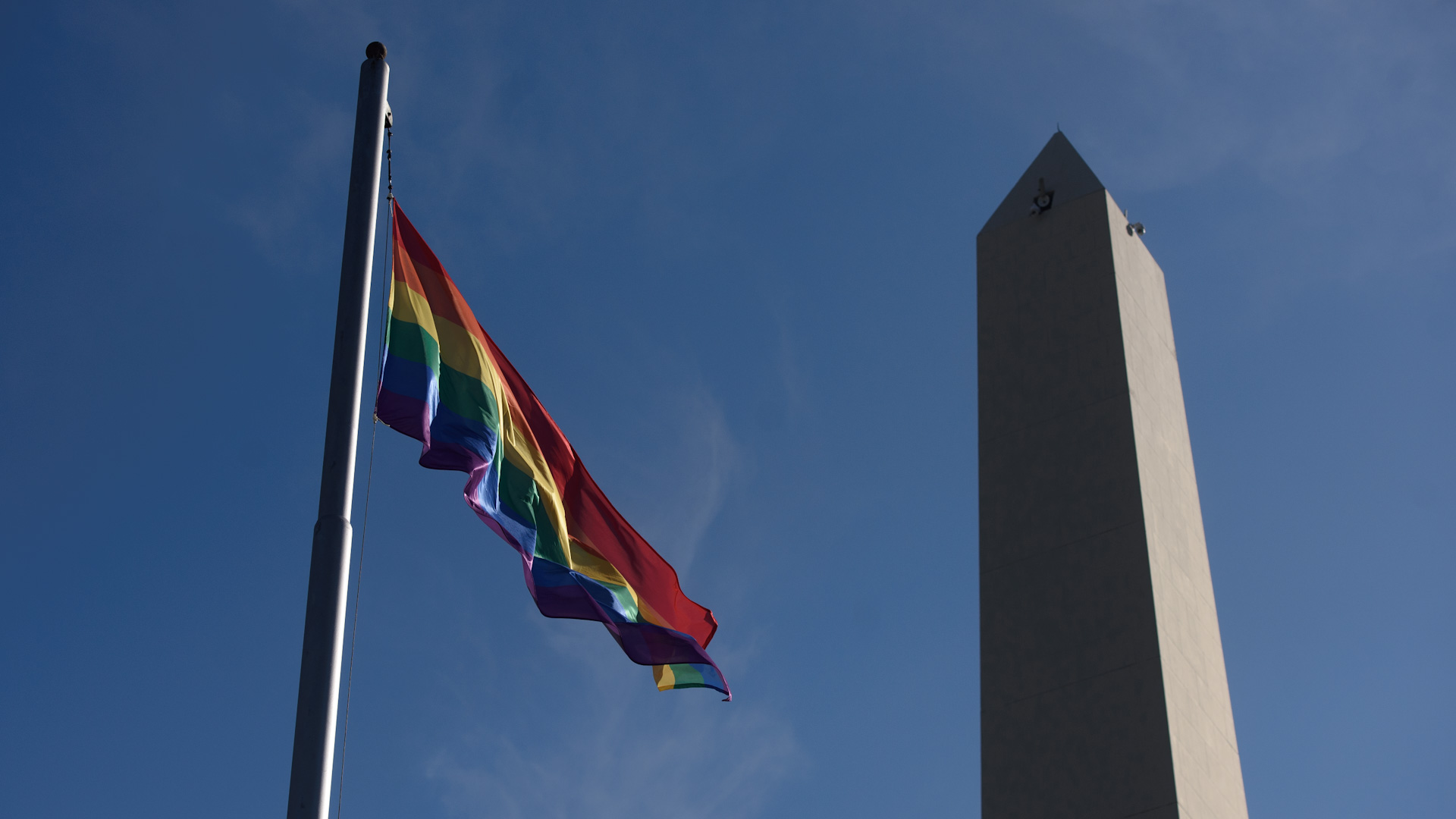 La bandera del orgullo LGBTIQ+ flamea desde la mañana de hoy junto al Obelisco porteño (Adrián Escandar)