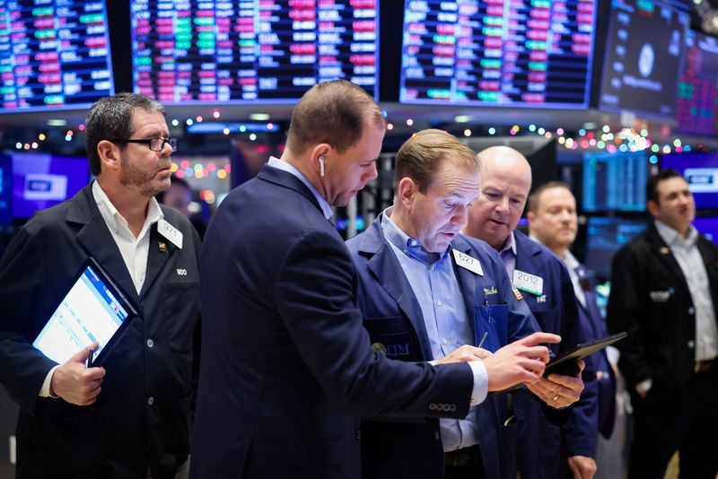 FOTO DE ARCHIVO: Operadores trabajan en la Bolsa de Nueva York (REUTERS/Andrew Kelly/Archivo)