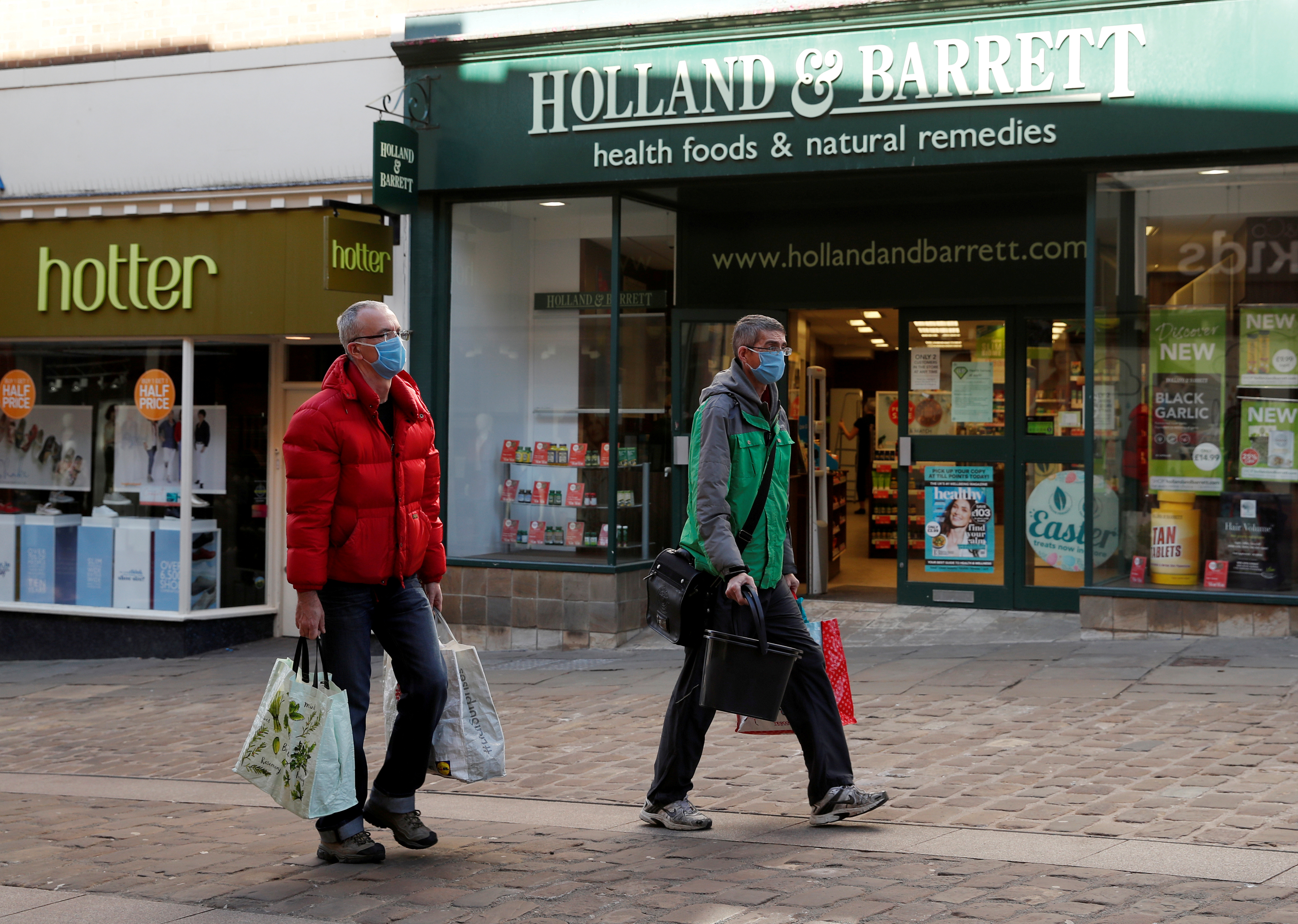 Gente con máscaras haciendo compras Durham (REUTERS/Lee Smith/File Photo)