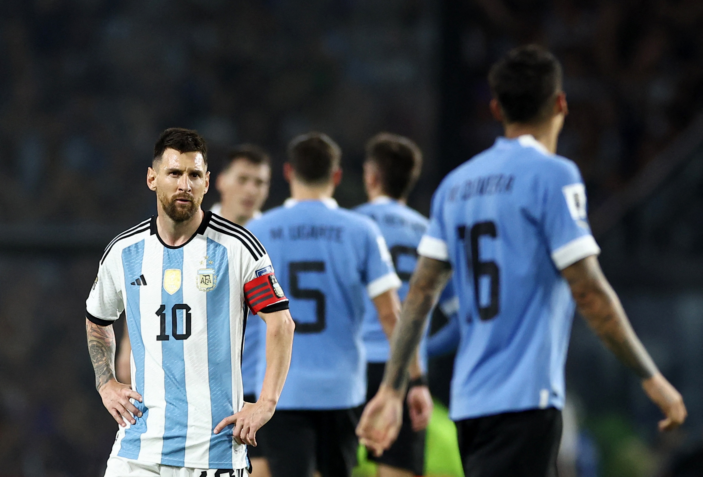 Argentina se enfrenta ante Uruguay con la meta de mantener su invicto y  buscar la cima