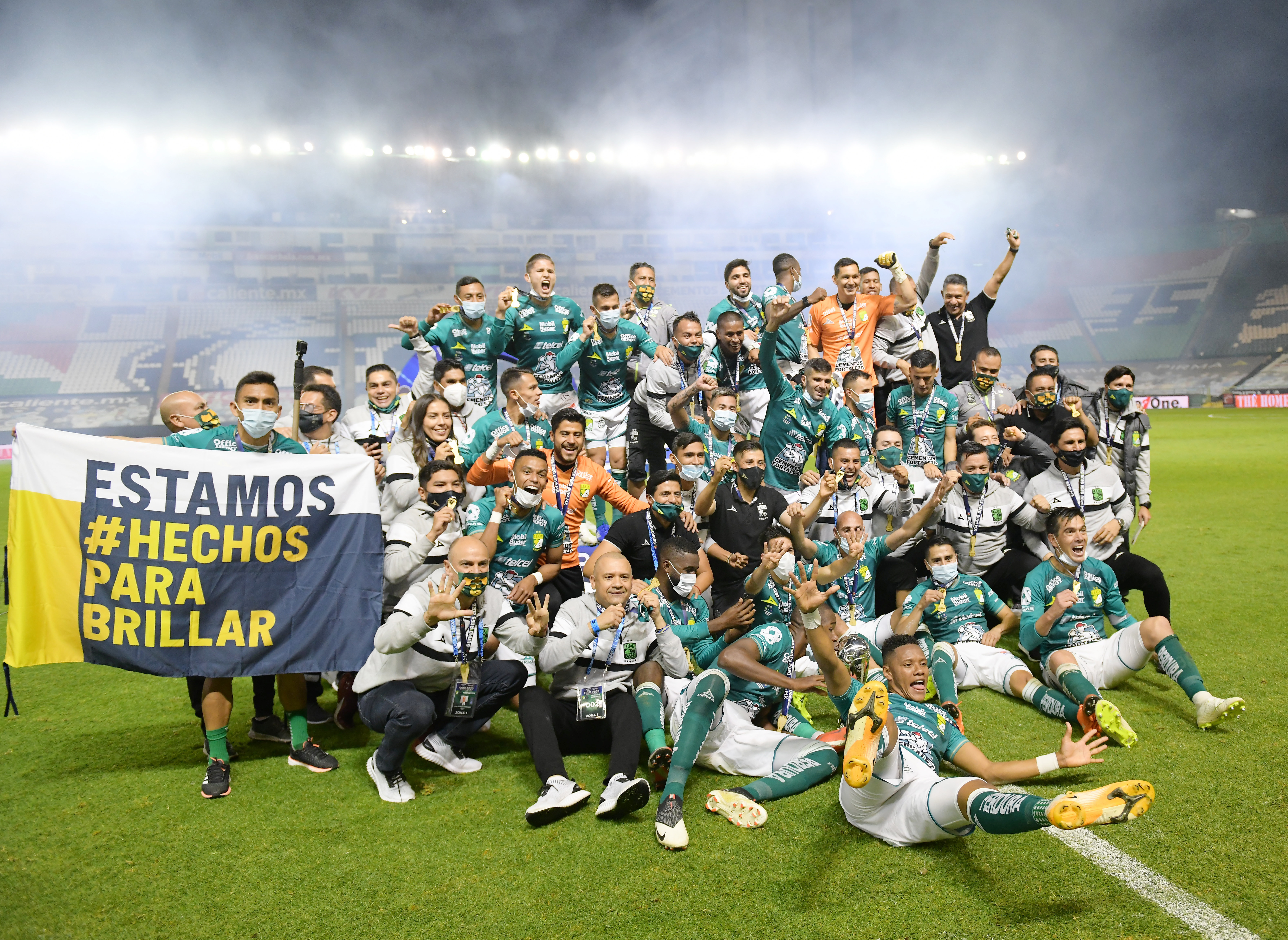 Los jugadores de León celebran con el trofeo de la Liga MX.