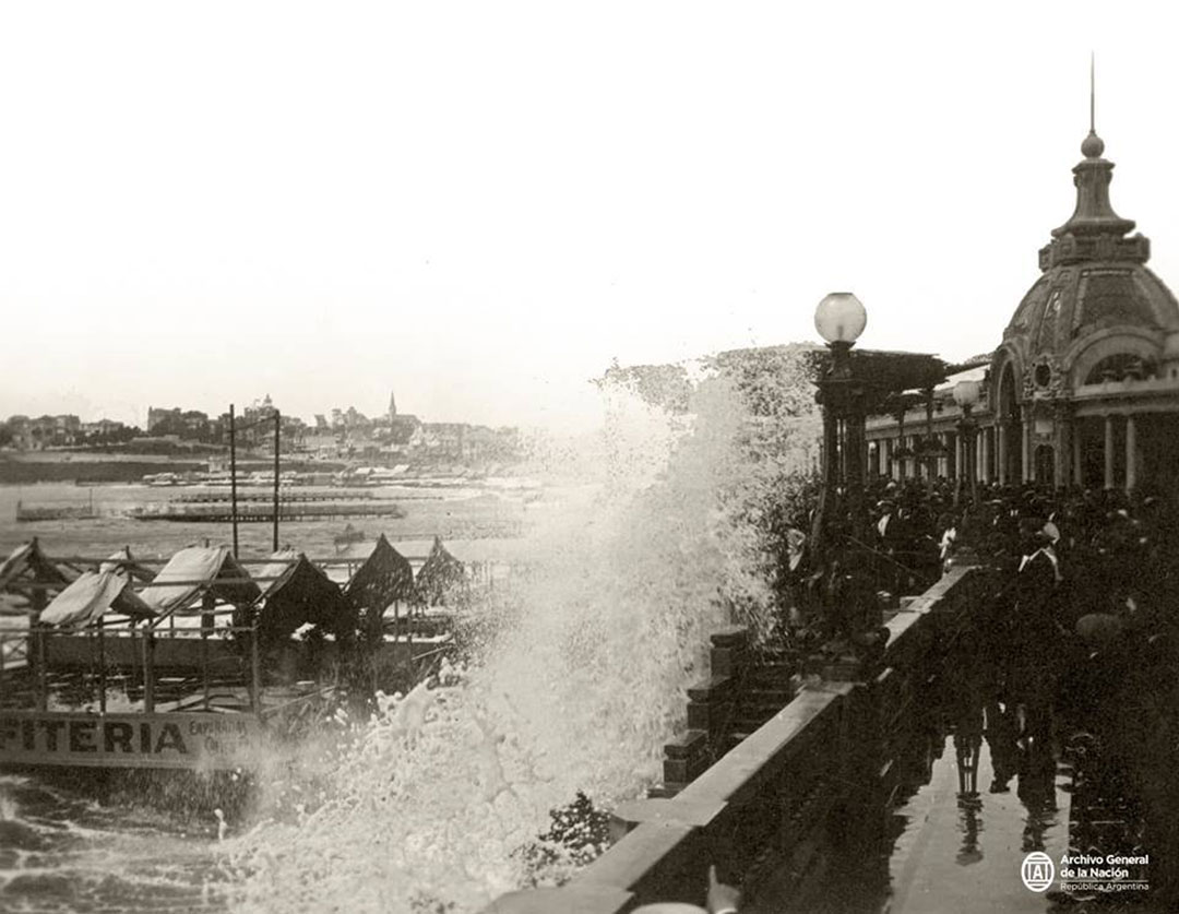 La cuarta rambla fue la Bristol, que se inauguró en 1913 y fue destruida en 1938 para darle paso al hotel Provincial y al Casino Central (Archivo General de la Nación)