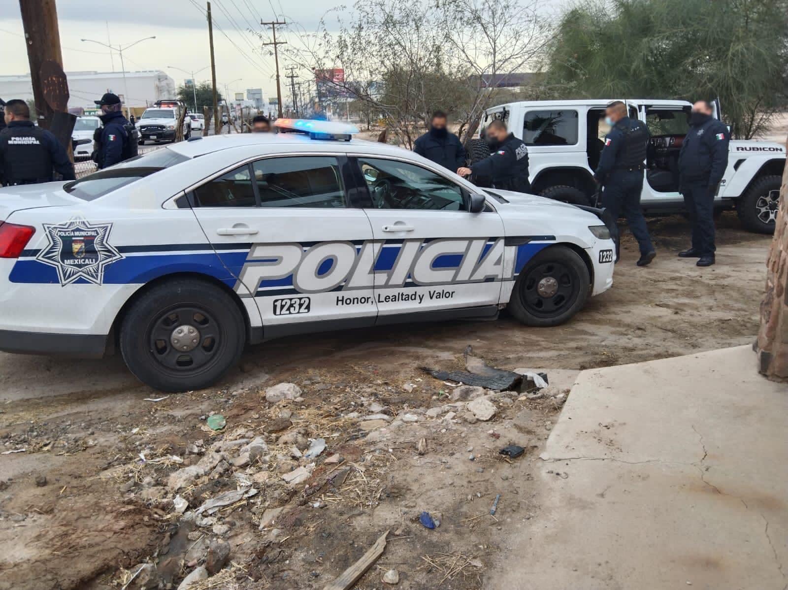 Elementos de Fuerza Estatal de Seguridad de Baja California (FESC) fueron apoyados por miembros de la Sedena para el transporte de los capturados 
(Foto: Policía Municipal de Mexicali/Facebook)