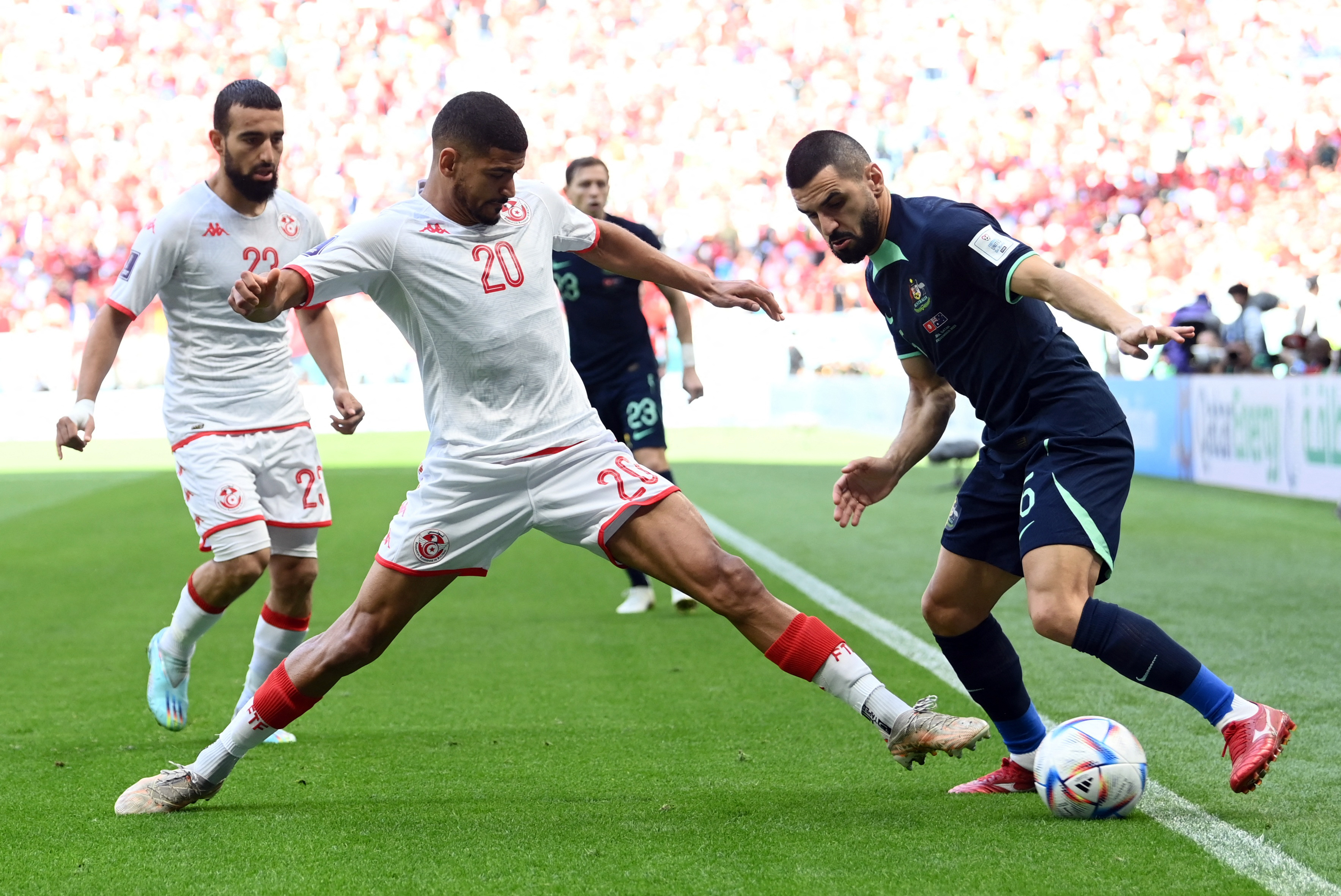Túnez se defiende bien del ataque de Australia en los primeros minutos del partido | REUTERS/Annegret Hilse