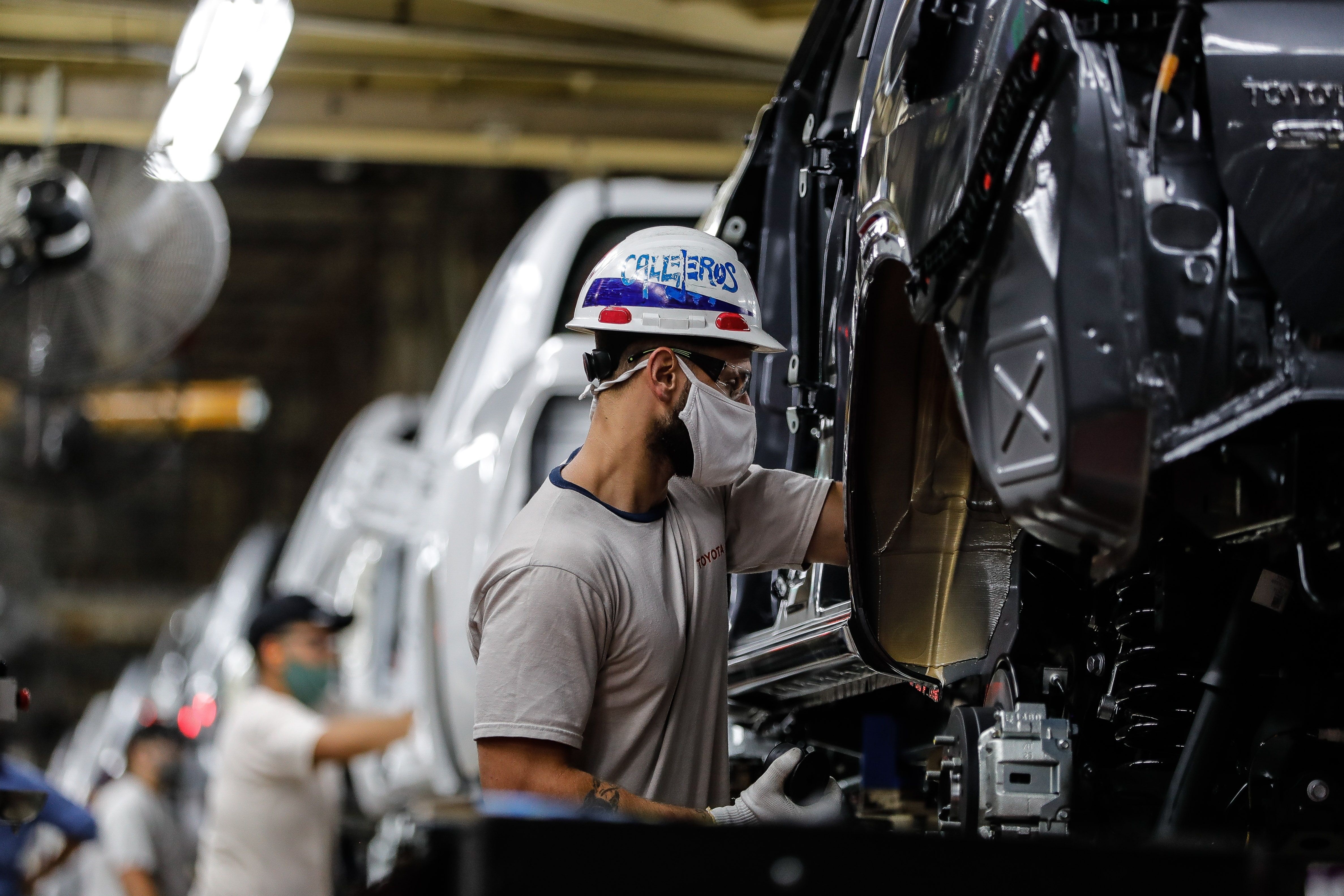 Trabajadores de la empresa Toyota durante su jornada laboral hoy, en la planta de la ciudad de Zarate, en la provincia de Buenos Aires (Argentina). EFE/Juan Ignacio Roncoroni

