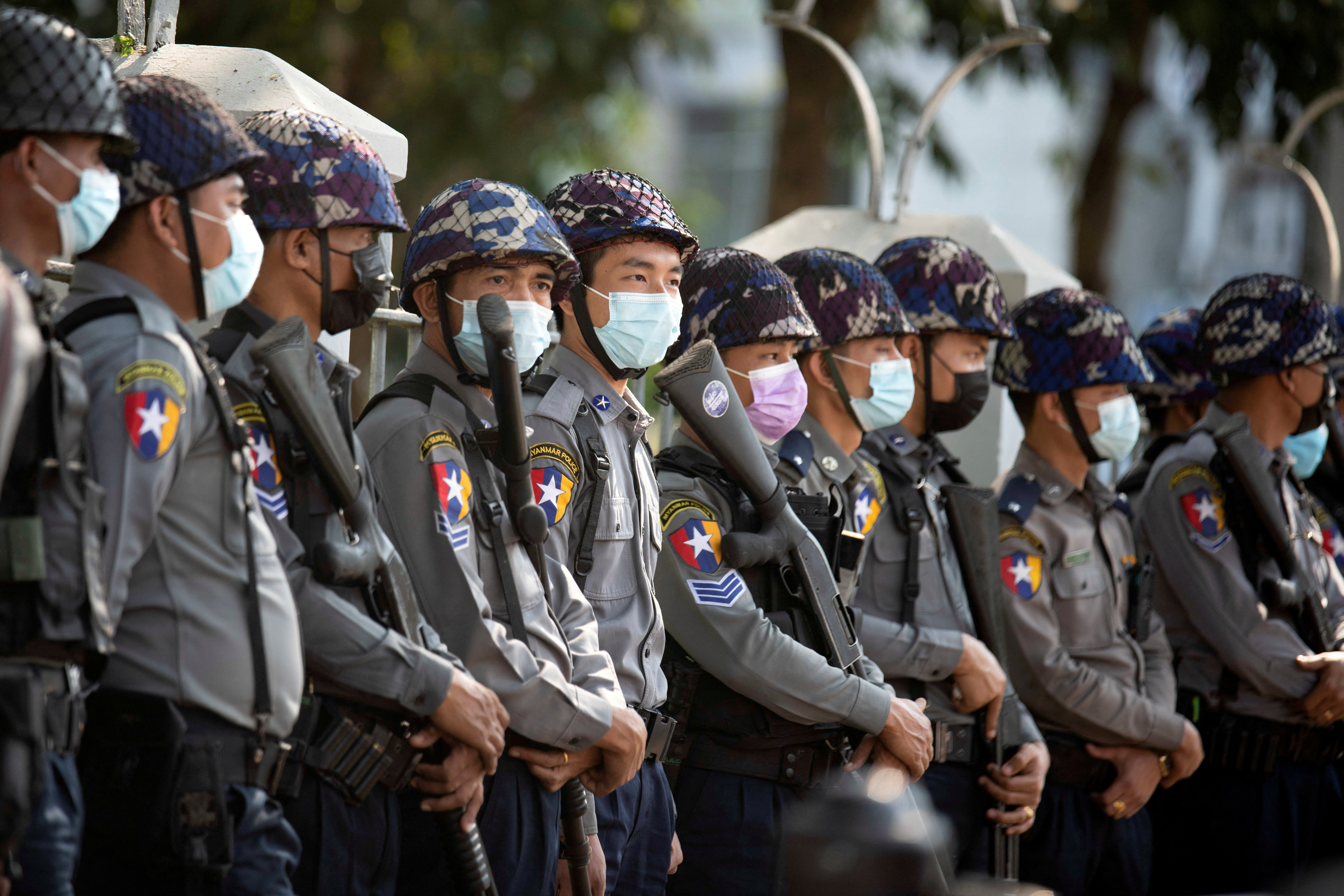 Las fuerzas policiales de la dictadura de Myanmar