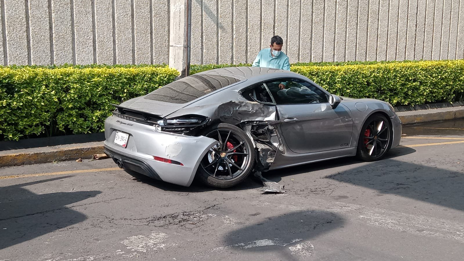 Patrulla chocó con Porsche en Polanco (Twitter/@Guiesga)