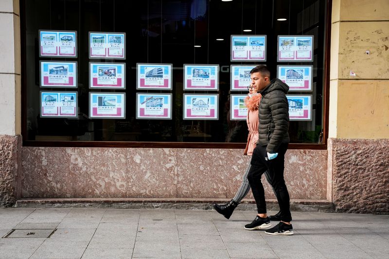 FILE PHOTO.  Young people walk past a real estate agency in Guernica, Basque Country, Spain.  January 18, 2022. REUTERS/Vincent West