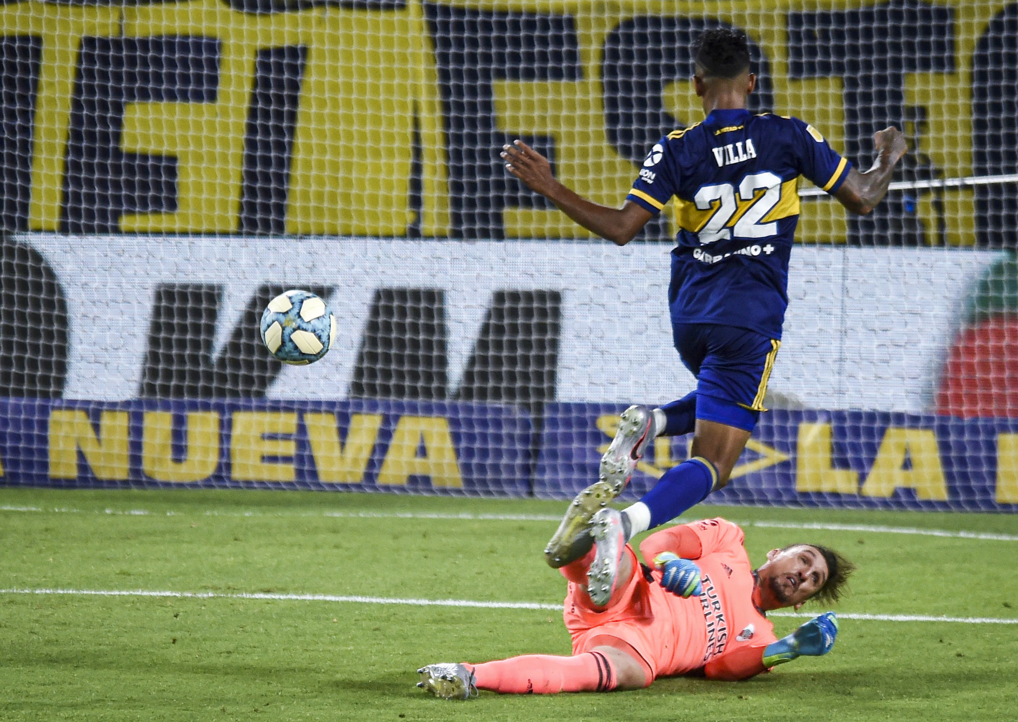 La definición perfecta de Villa frente a Armani para el 2-2 (REUTERS/Marcelo Endelli)