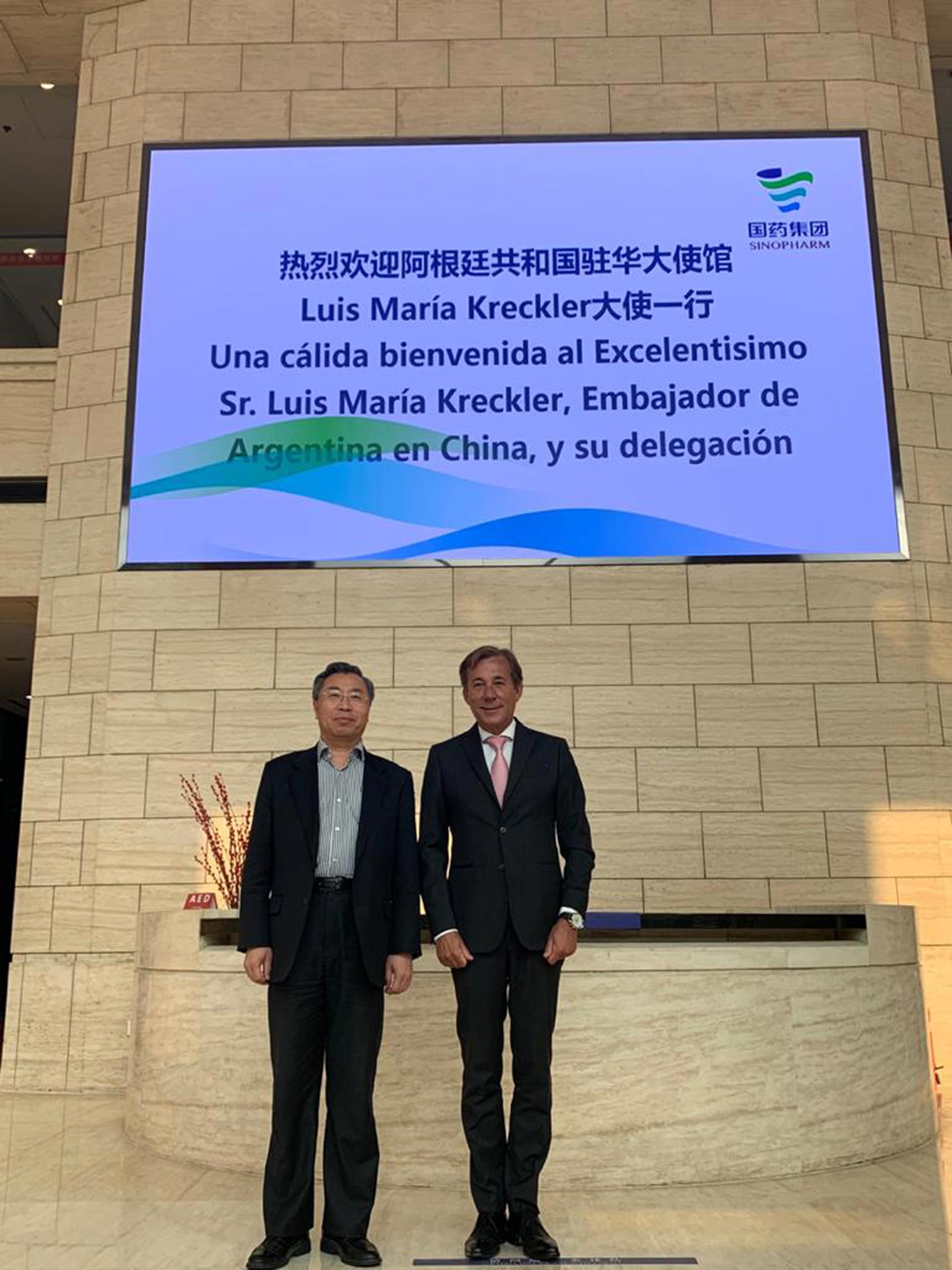 Luis Maria Kreckler con Liu Jingzhen, presidente de la compañía farmacéutica Sinopharm
