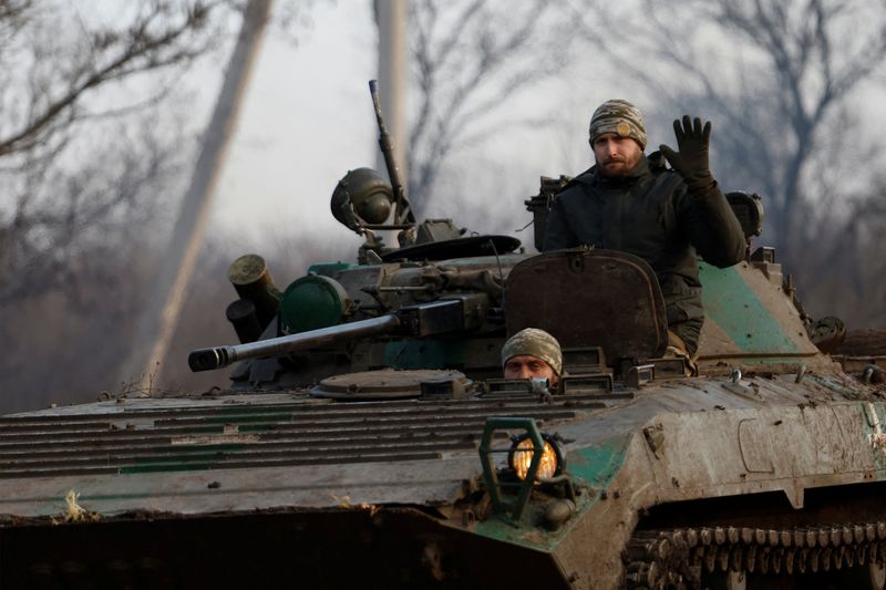 Un militar ucraniano saluda desde un tanque (REUTERS/Clodagh Kilcoyne)
