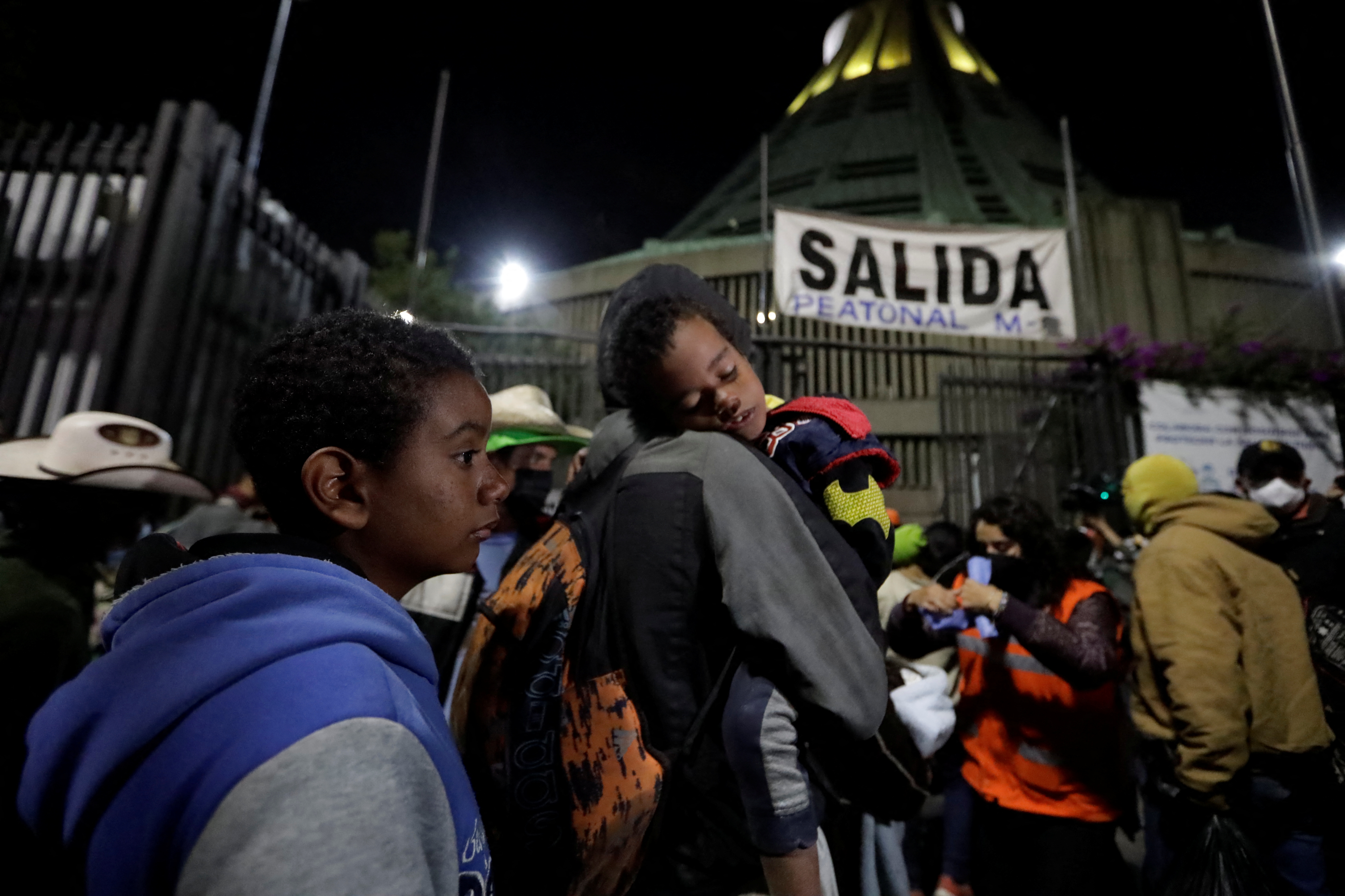 La Guadalupana arropa a los migrantes en la Basílica tras enfrentamiento con policías