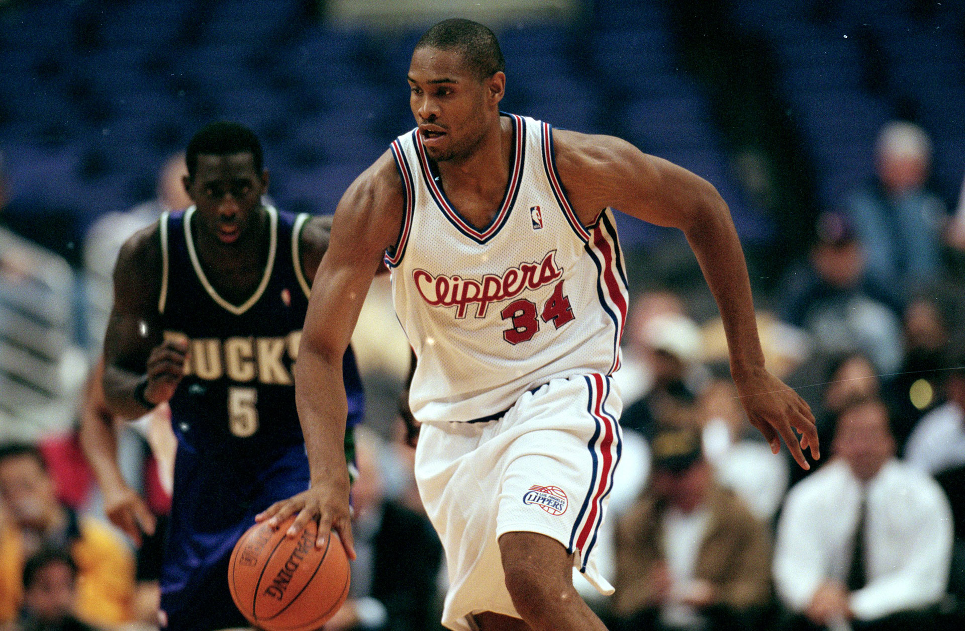 Michael Olowokandi durante su paso por Los Ángeles Clippers en la NBA (Getty)