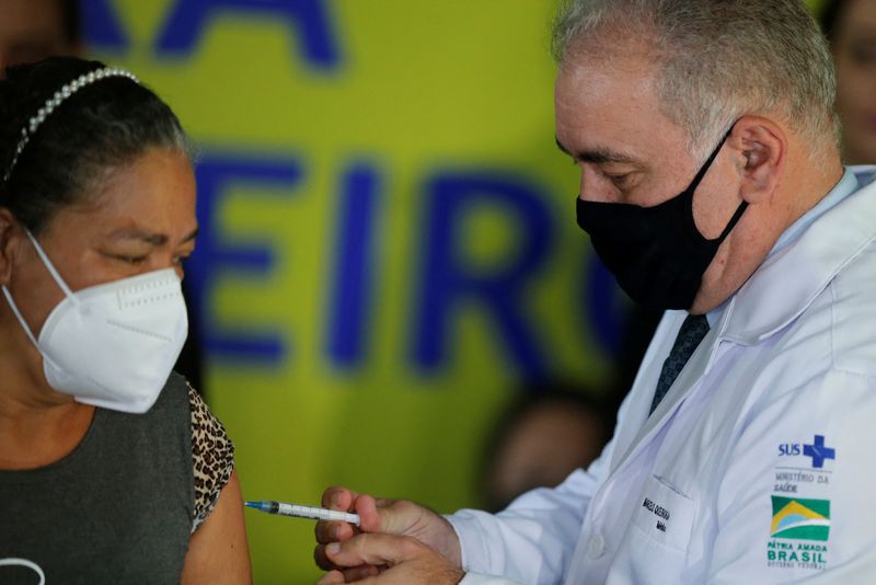 Una mujer recibe la vacuna de AstraZeneca en Brasilia (REUTERS/Adriano Machado)
