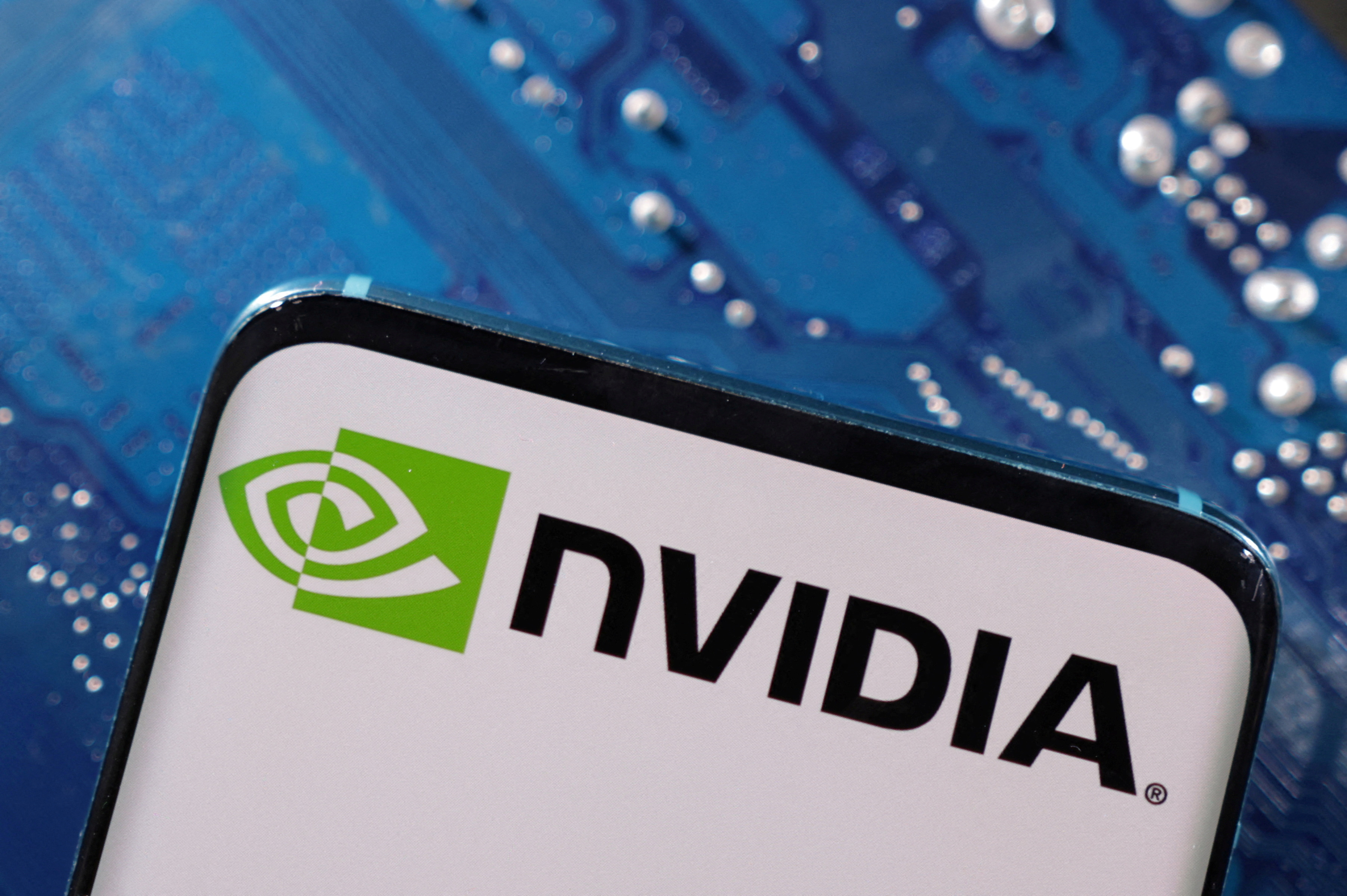 Un teléfono inteligente con el logotipo de NVIDIA en la placa base de una computadora. REUTERS/Dado Ruvic/Illustration/File Photo