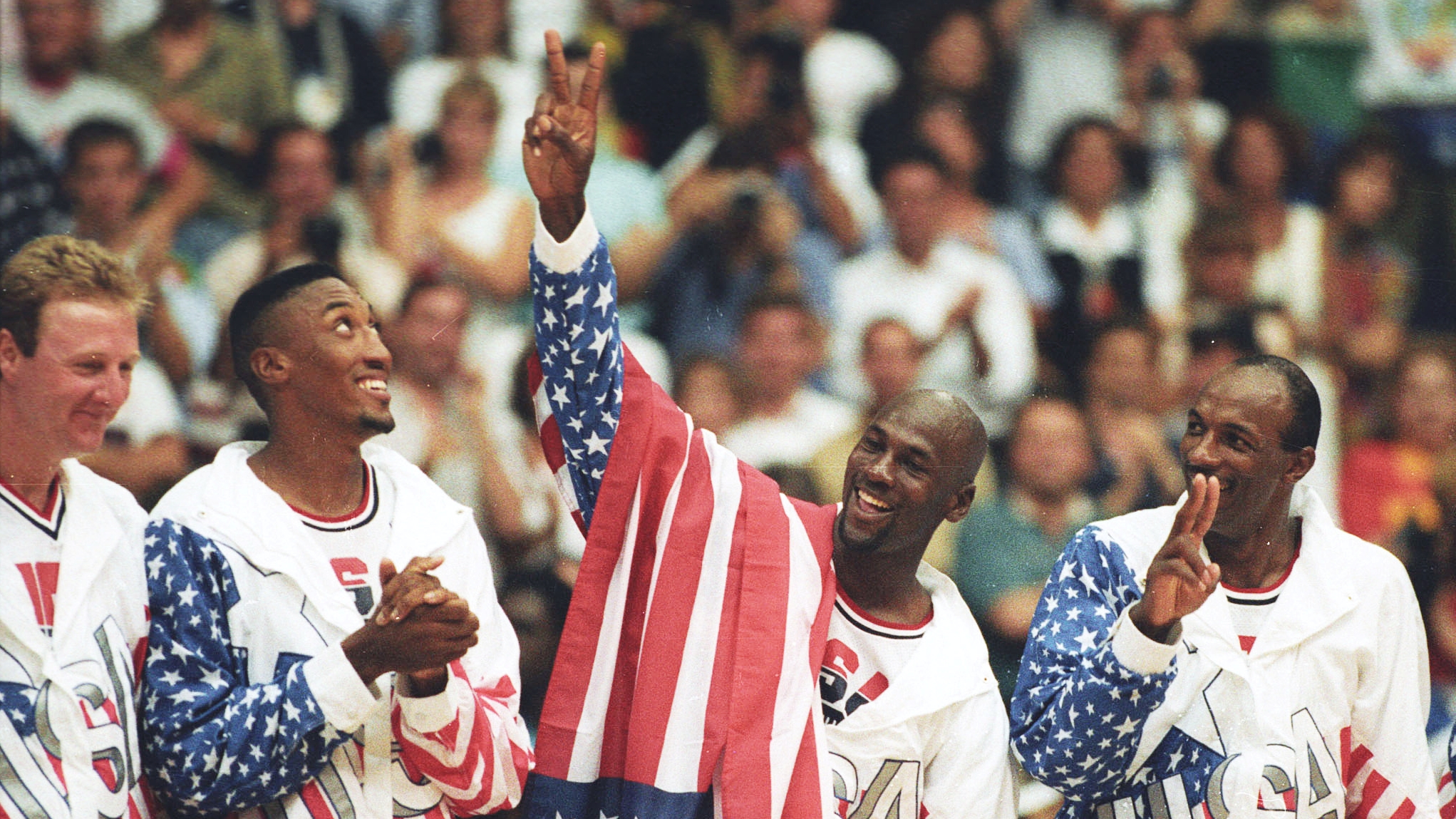 Michael Jordan con el emblemático Dream Team que ganó el oro en Barcelona 1992. A su derecha, Scottie Pippen con quien tenía apuestas en sus juegos de cartas. La relación entre ellos está rota (REUTERS/Ray Stubblebine/File Photo)
