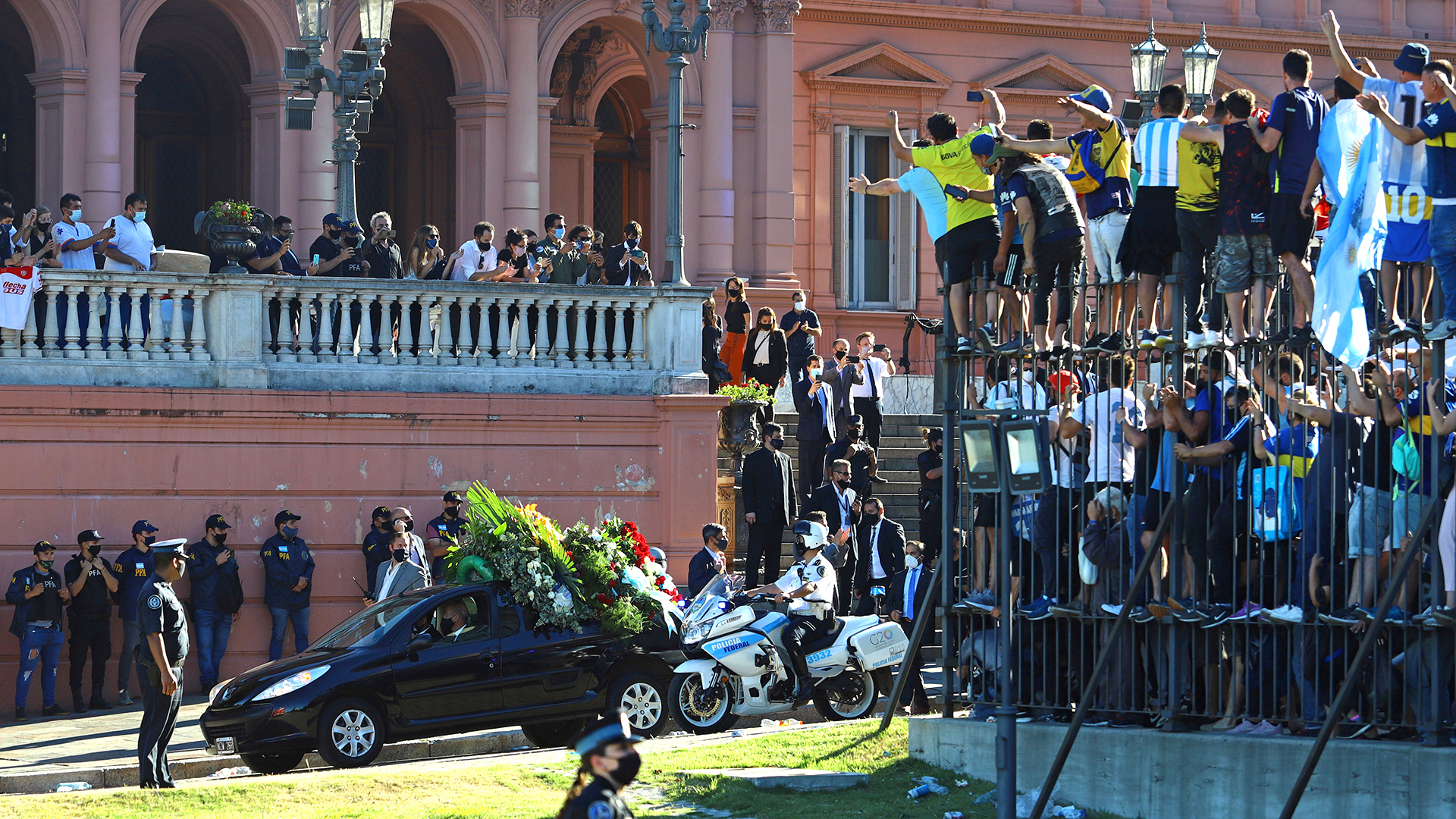 El coche fúnebre con los restos de Maradona, a punto de abandonar la Casa Rosada el 26 de noviembre pasado. (REUTERS/Matias Baglietto)