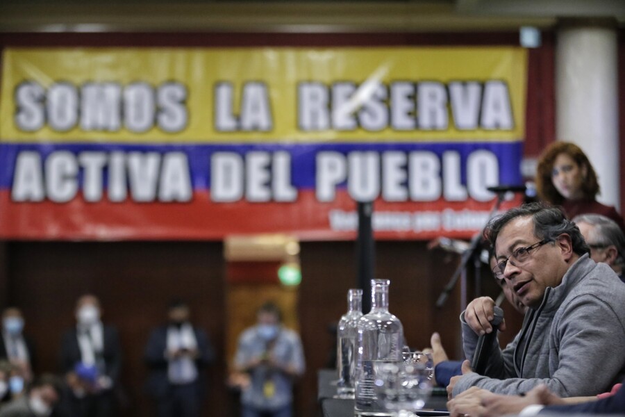 El candidato presidencial Gustavo Petro por el Pactó Histórico se reunió con miembros de la reserva militar y de la fuerza pública. (Colprensa-Sergio Acero)