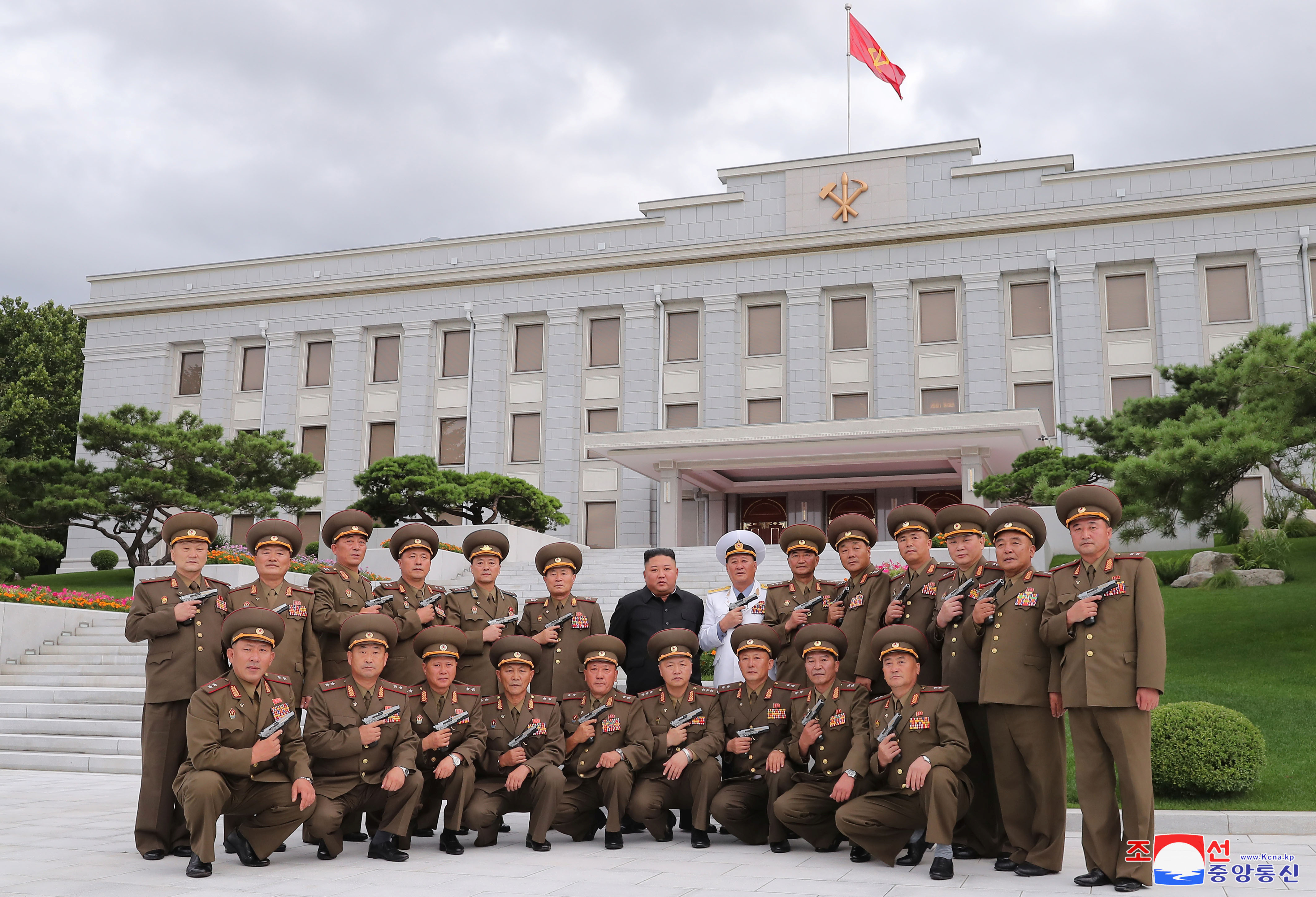 Kim Jong-un posa para una fotografía después de conferir pistolas conmemorativas "Paektusan" a los principales comandantes de las fuerzas armadas en el 67 aniversario del "Día de la Victoria en la Gran Guerra de Liberación de la Patria", que marca la firma de la Corea Armisticio de guerra (KCNA via REUTERS)