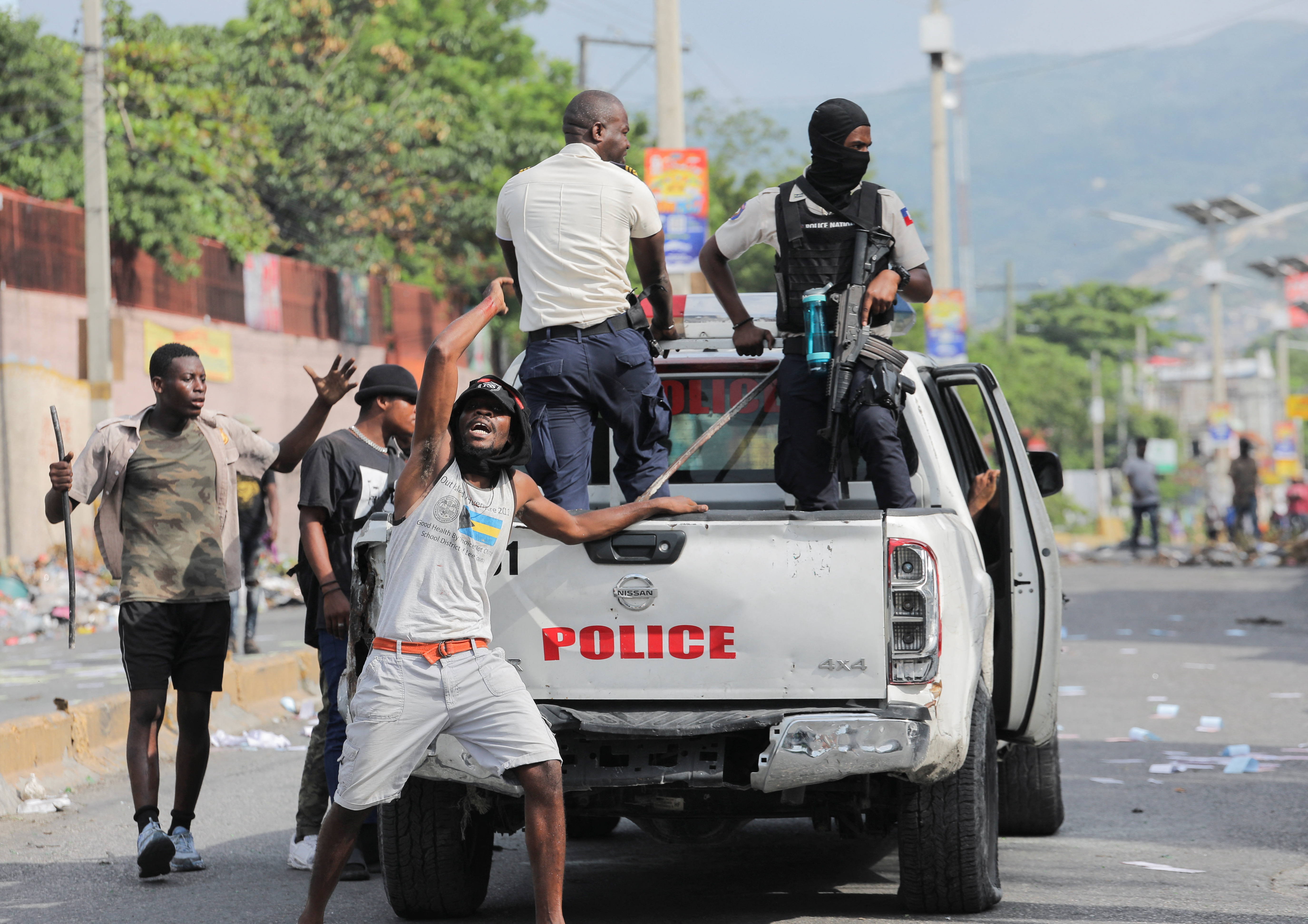 Manifestantes protestan contra el aumento de los combustibles (REUTERS/Ralph Tedy Erol)