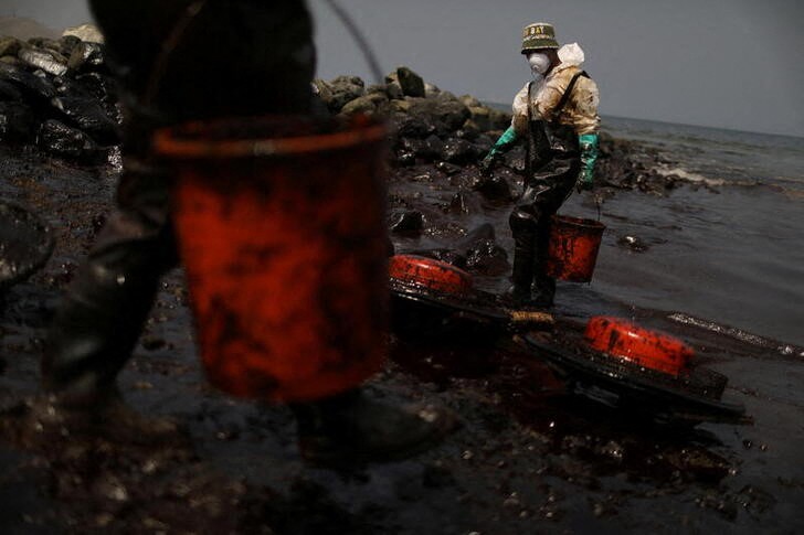 Imagen de archivo de trabajadores limpiando un derrame de crudo en Ancón, Perú. 25 enero 2022. REUTERS/Pilar Olivares