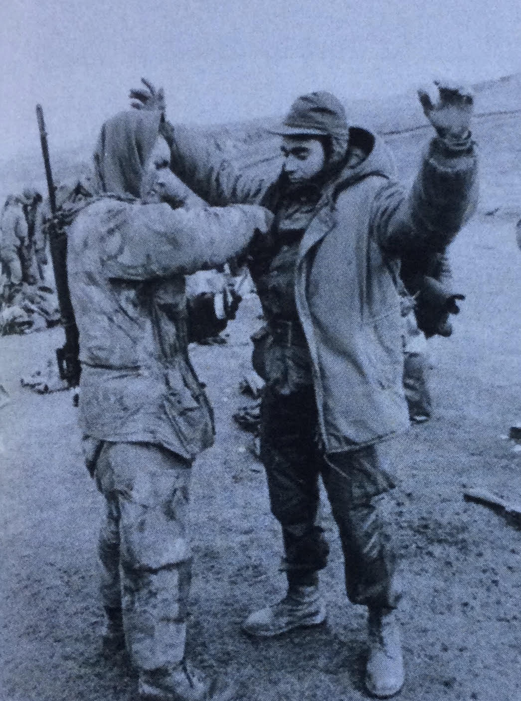 El soldado Morguensteren, uno de los cuatro que estuvo con Sánchez en Many Branch, cuando era registrado por un británico