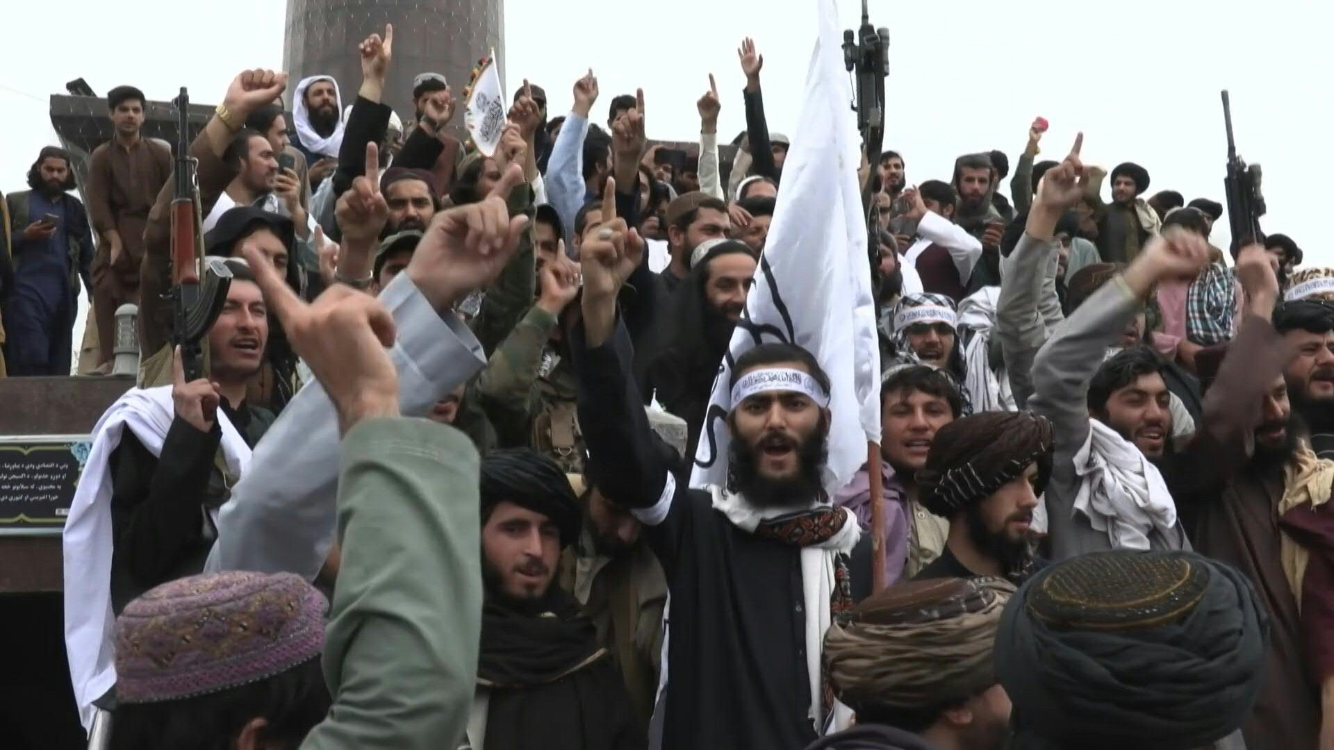 Los talibanes corearon gritos de victoria en Kabul hace un año (AFP)