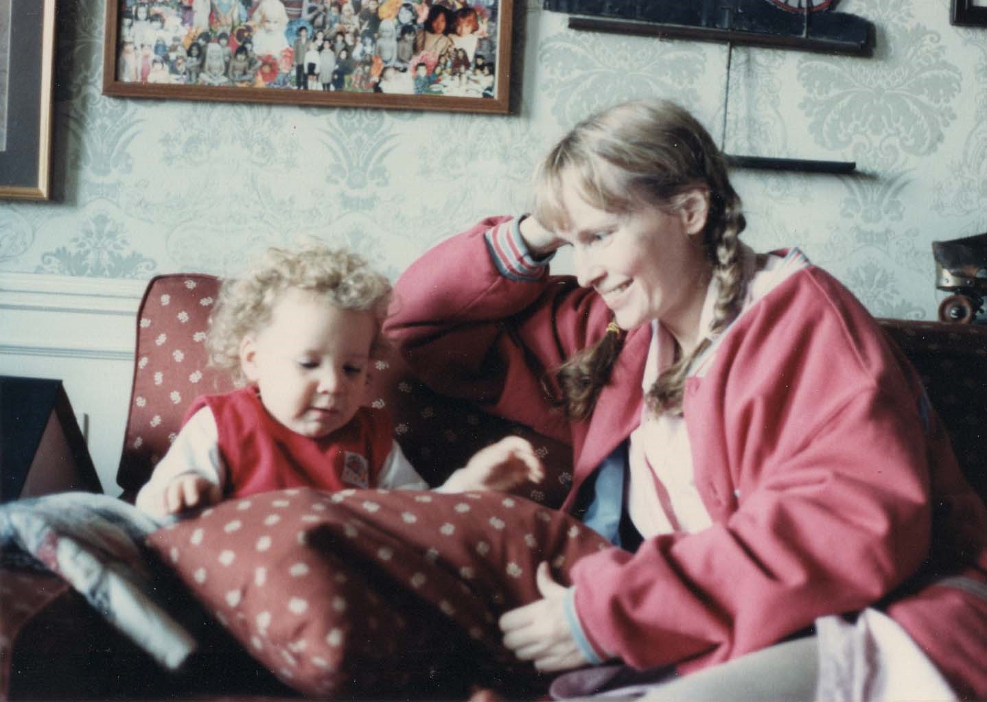 Mia Farrow junto a su hija Dylan en el documental Allen vs. Farrow