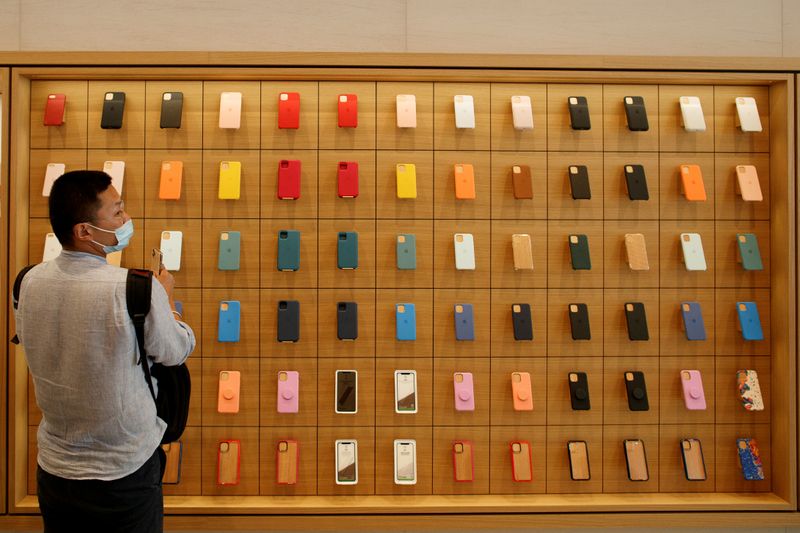 Se puede probar un iPhone sin ir a la tienda (Foto: REUTERS/Thomas Peter)