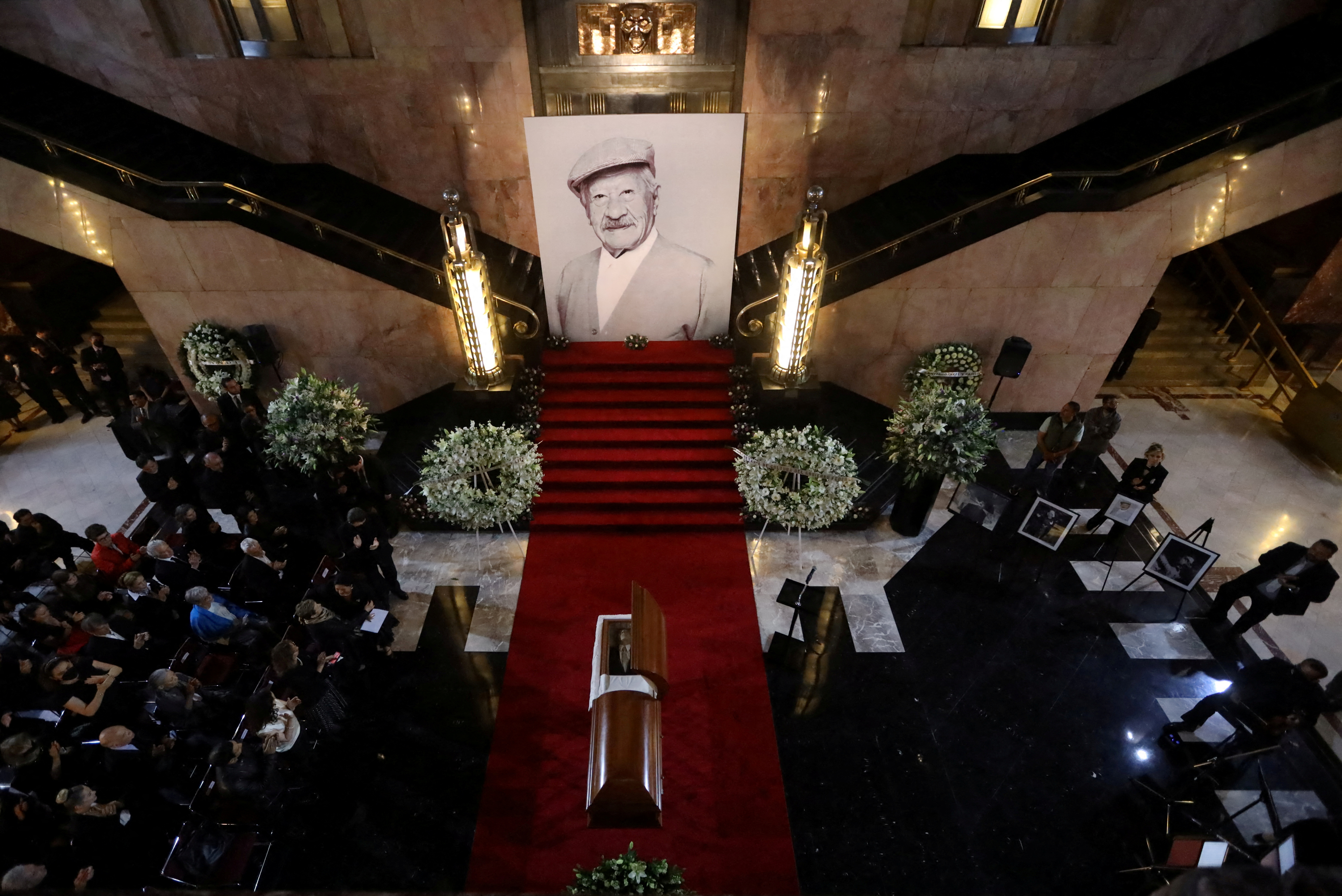 El emblemático actor fue homenajeado en el Palacio de Bellas Artes, de cuya escuela teatral formó parte de la primera generación (Foto: Reuters)