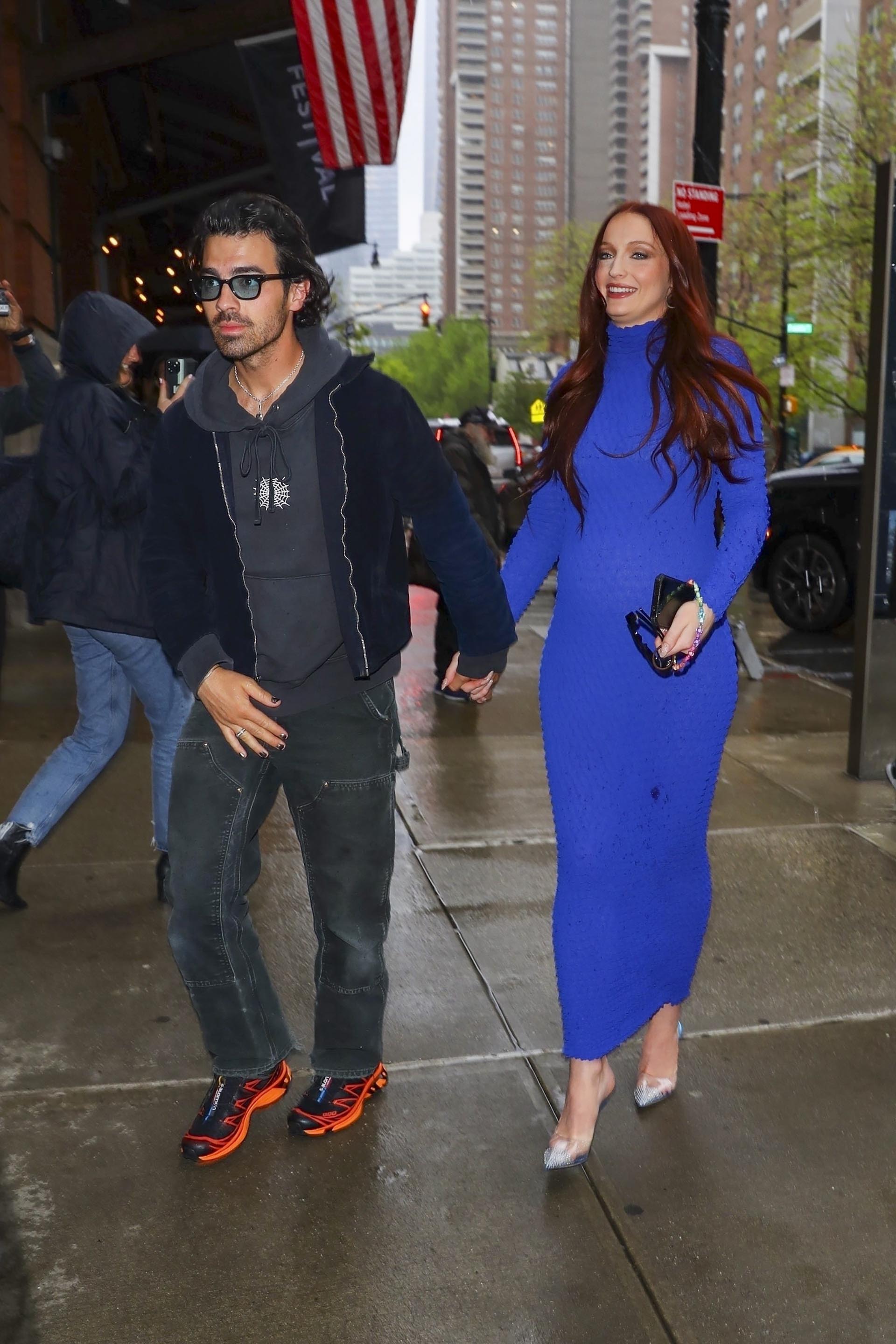 Romantic date.  Sophie Turner and Joe Jonas went to eat at an exclusive restaurant in New York.  She wore a blue dress to her body, with which she showed her pregnancy, while he wore pants, a sweatshirt and a jacket.  Meanwhile, she wore sunglasses (Photos: The Grosby Group)