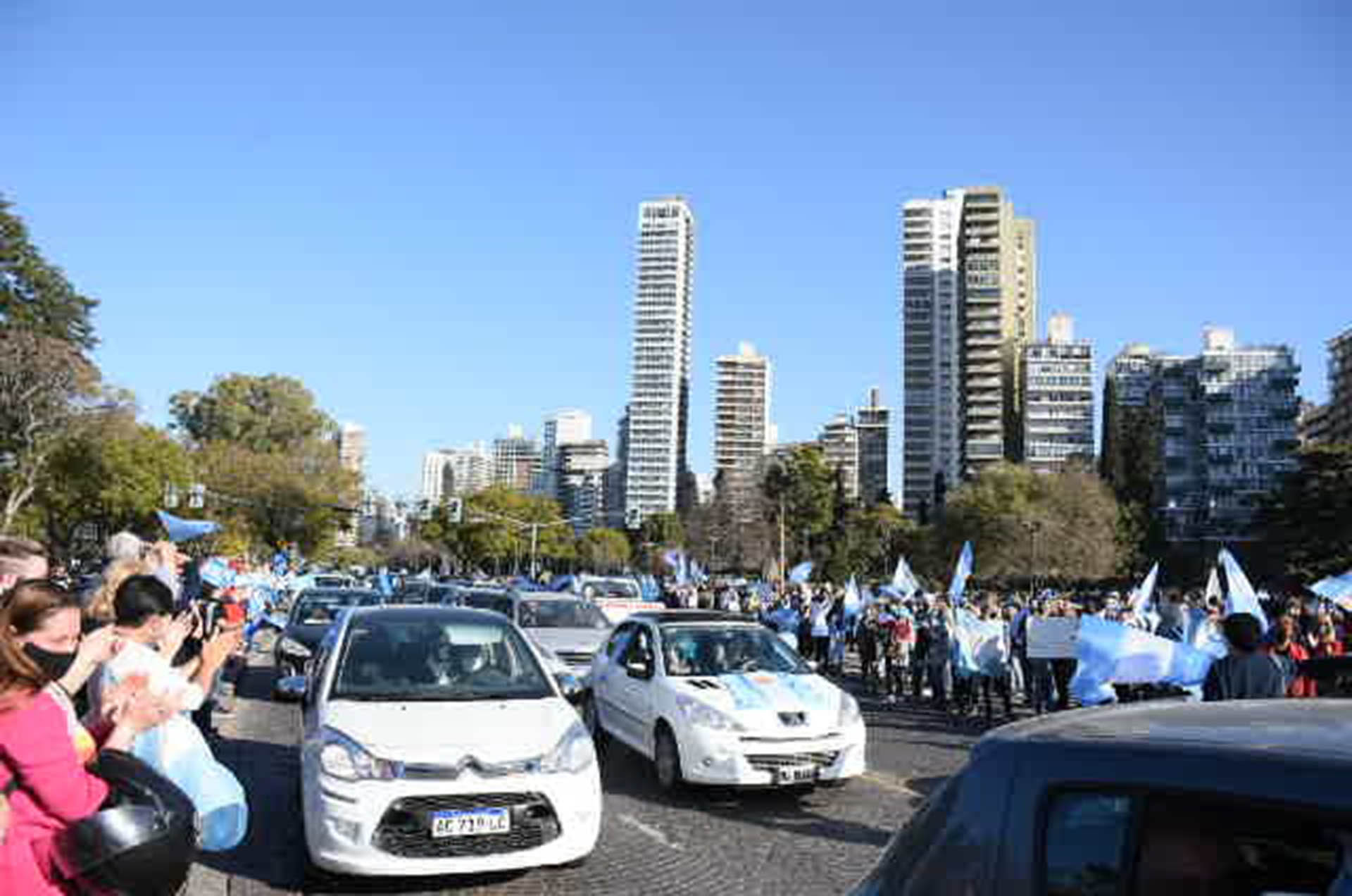 Tanto en Rosario como en Capital Federal mucha gente salió a manifestarse arriba de sus autos (Leo Galletto)