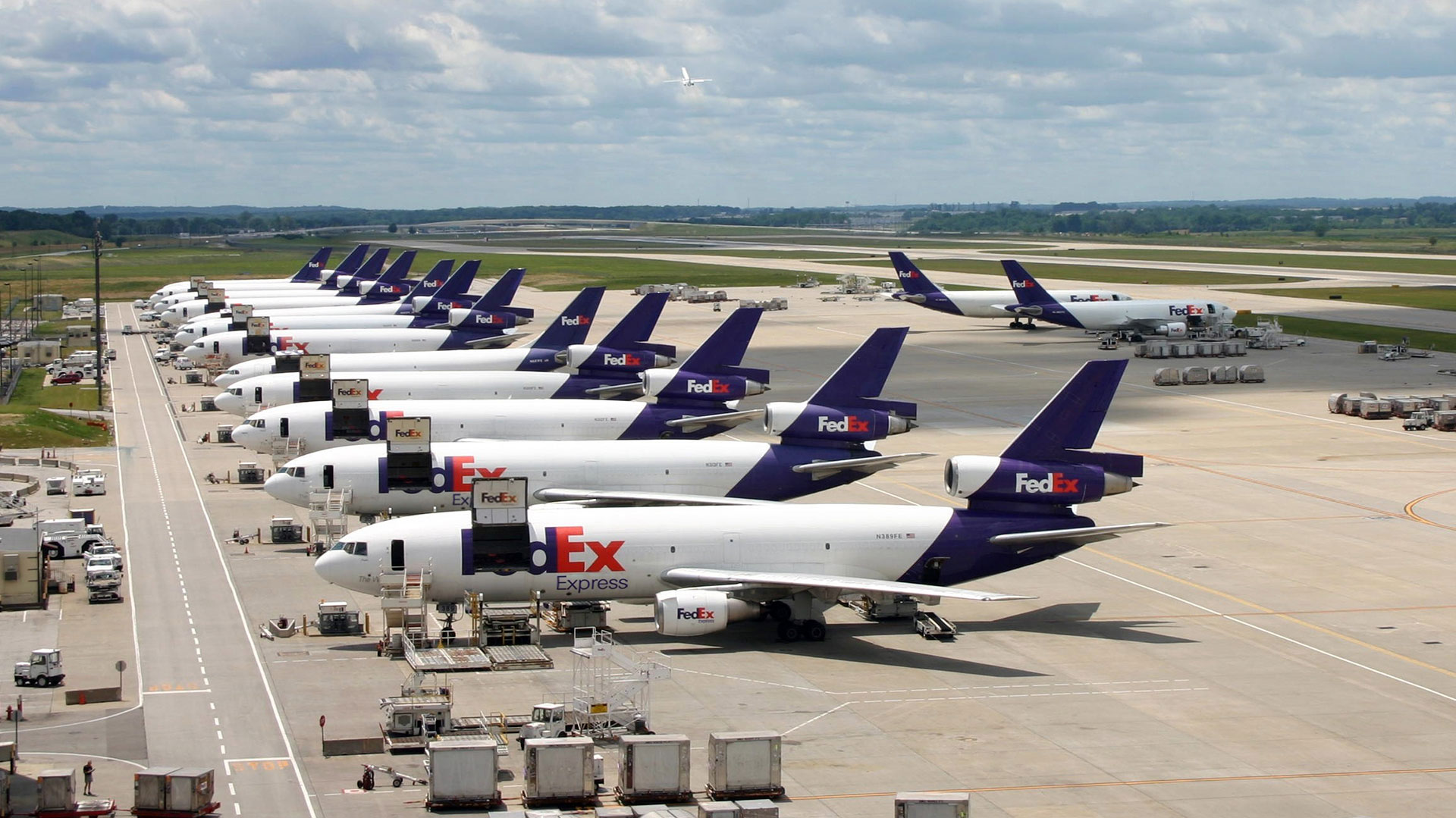 According to Rolf Habben, CEO of Happag Lloyd, the fifth largest shipping company in the world, it is very difficult to compete in air cargo with giants such as FedEx and UPS, which have fleets of hundreds of planes.