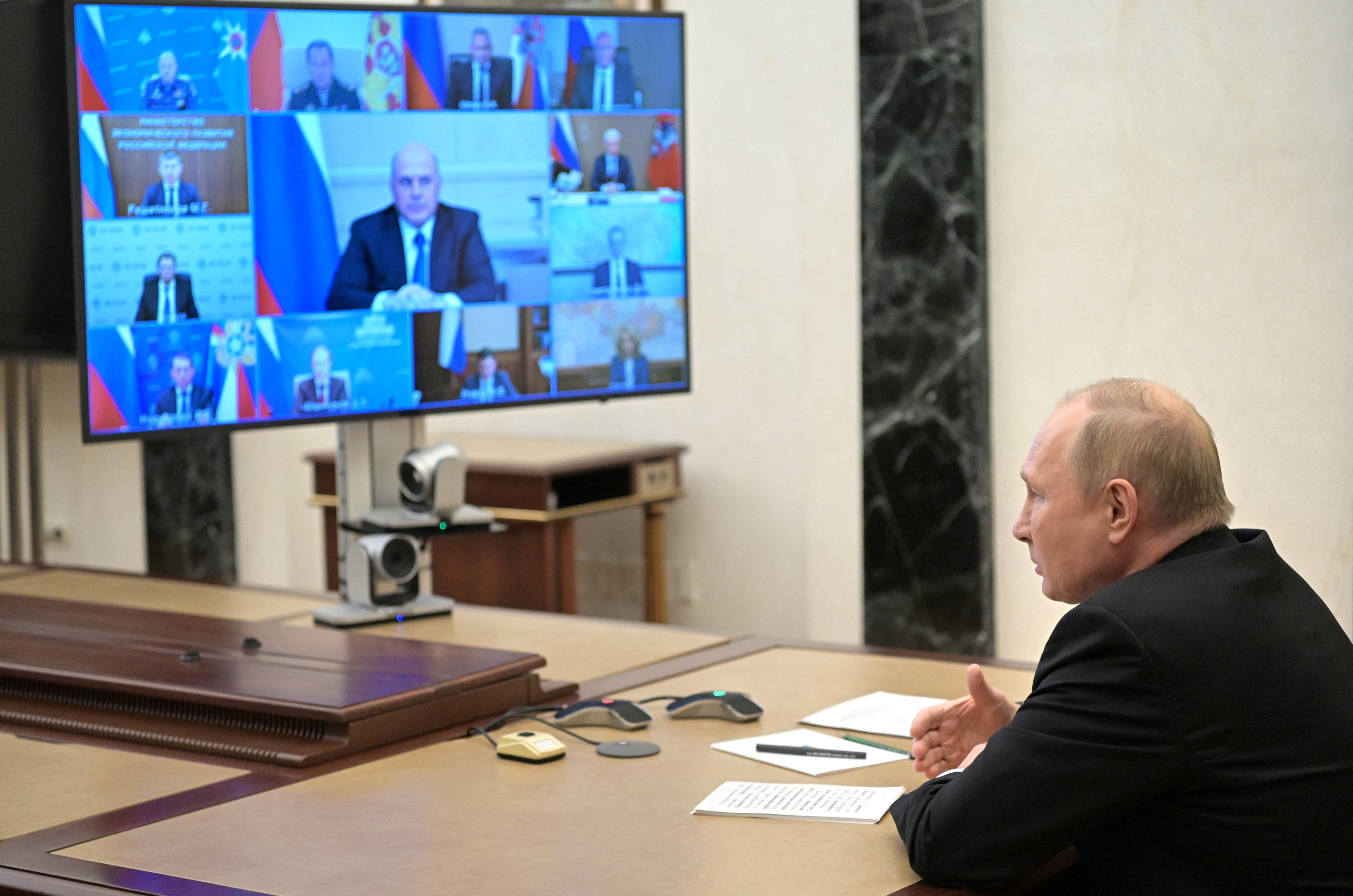El jefe de Estado Mayor Valery Gerasimov, el presidente ruso, Vladimir Putin, preside una reunión del consejo de coordinación de las Fuerzas Armadas de Rusia, a través de un enlace de video en Moscú