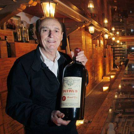 Michel-Jack Chasseuil con una botella de Petrus, uno de sus vinos más caros. .Foto: Facebook