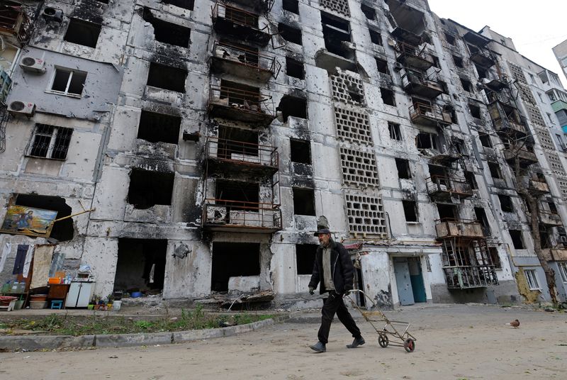 Un residente local pasa por delante de un edificio de apartamentos fuertemente dañado en Mariupol, Ucrania (REUTERS/Alexander Ermochenko/Archivo)