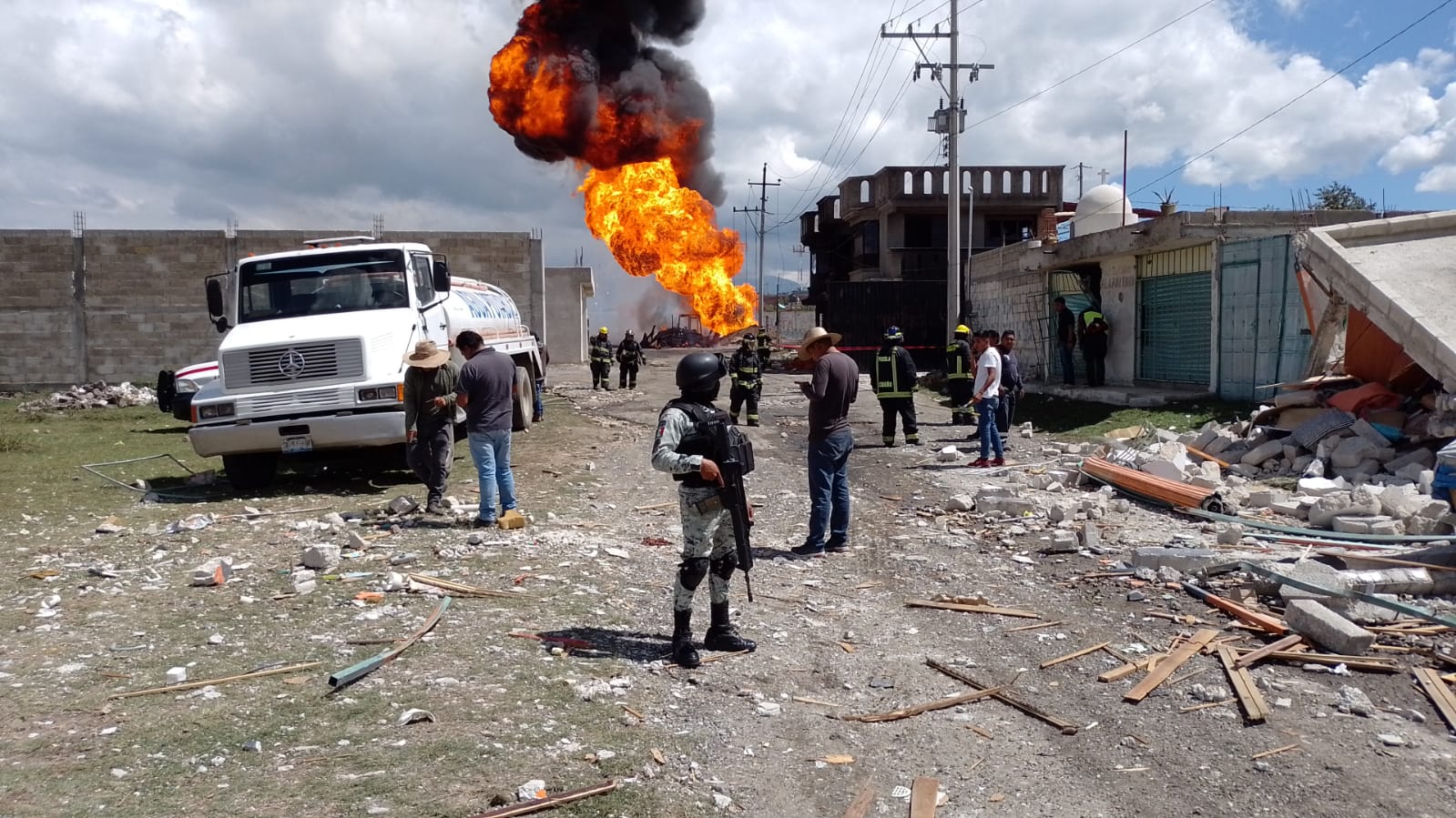 Protección Civil, Bomberos, Sedena y GN ya se encuentran atendiendo el incendio que dejó la explosión (Foto: Twitter/@GN_MEXICO_)
