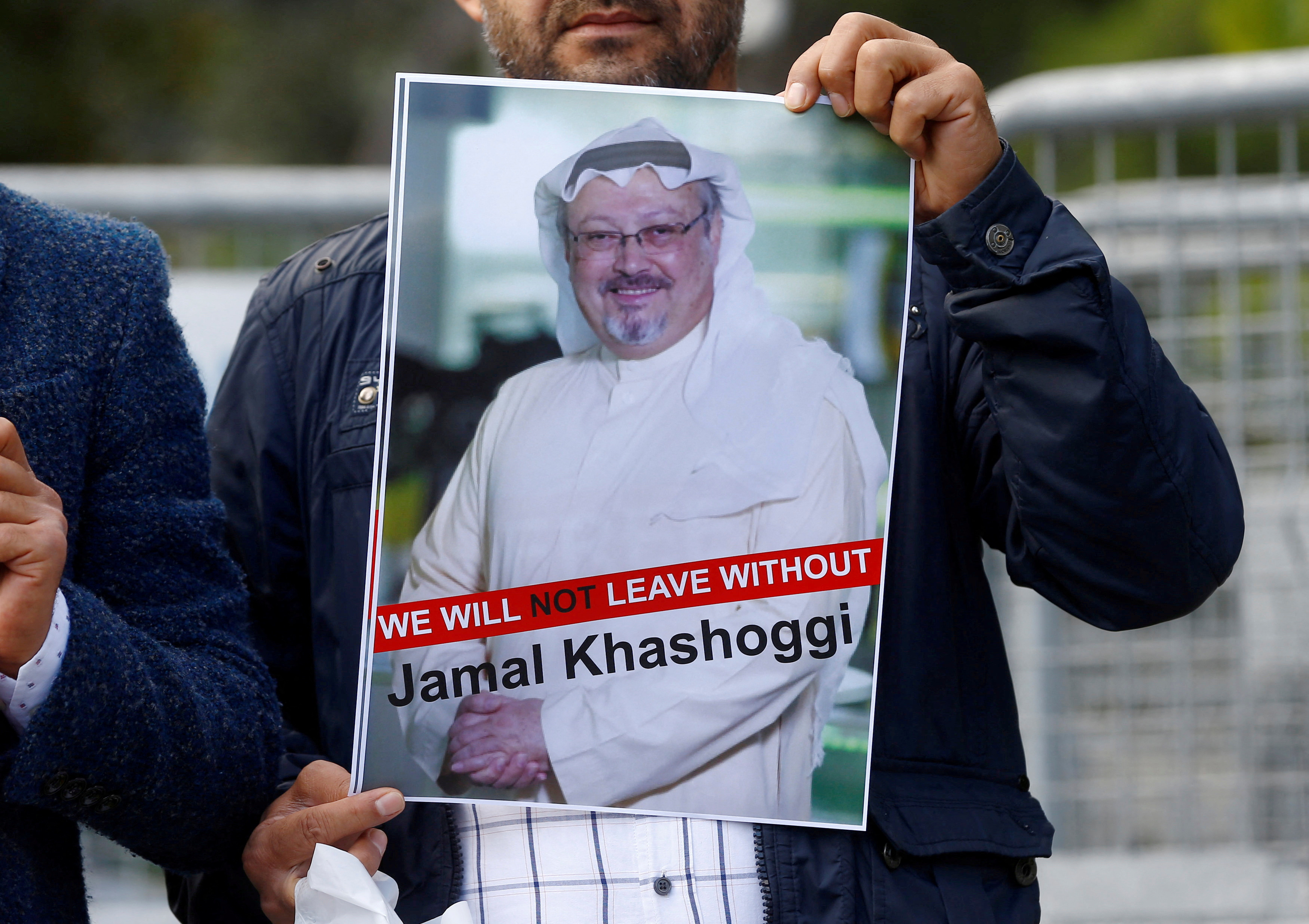 Un manifestante con un cartel de Jamal Khashoggi (REUTERS/Osman Orsal)