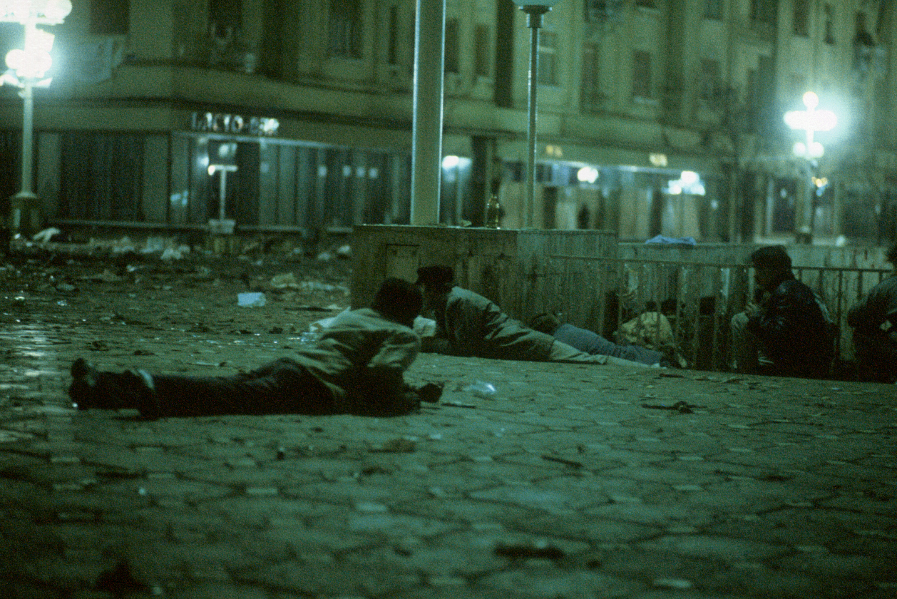 La dura represión en Timisoara se cobró 60 vidas, pero los insurgentes, en el juicio a Ceaucescu, adujeron que los muertos habían sido 60 mil y que los tanques habían aplastado niños (Jacques Langevin/Sygma/Sygma via Getty Images)
