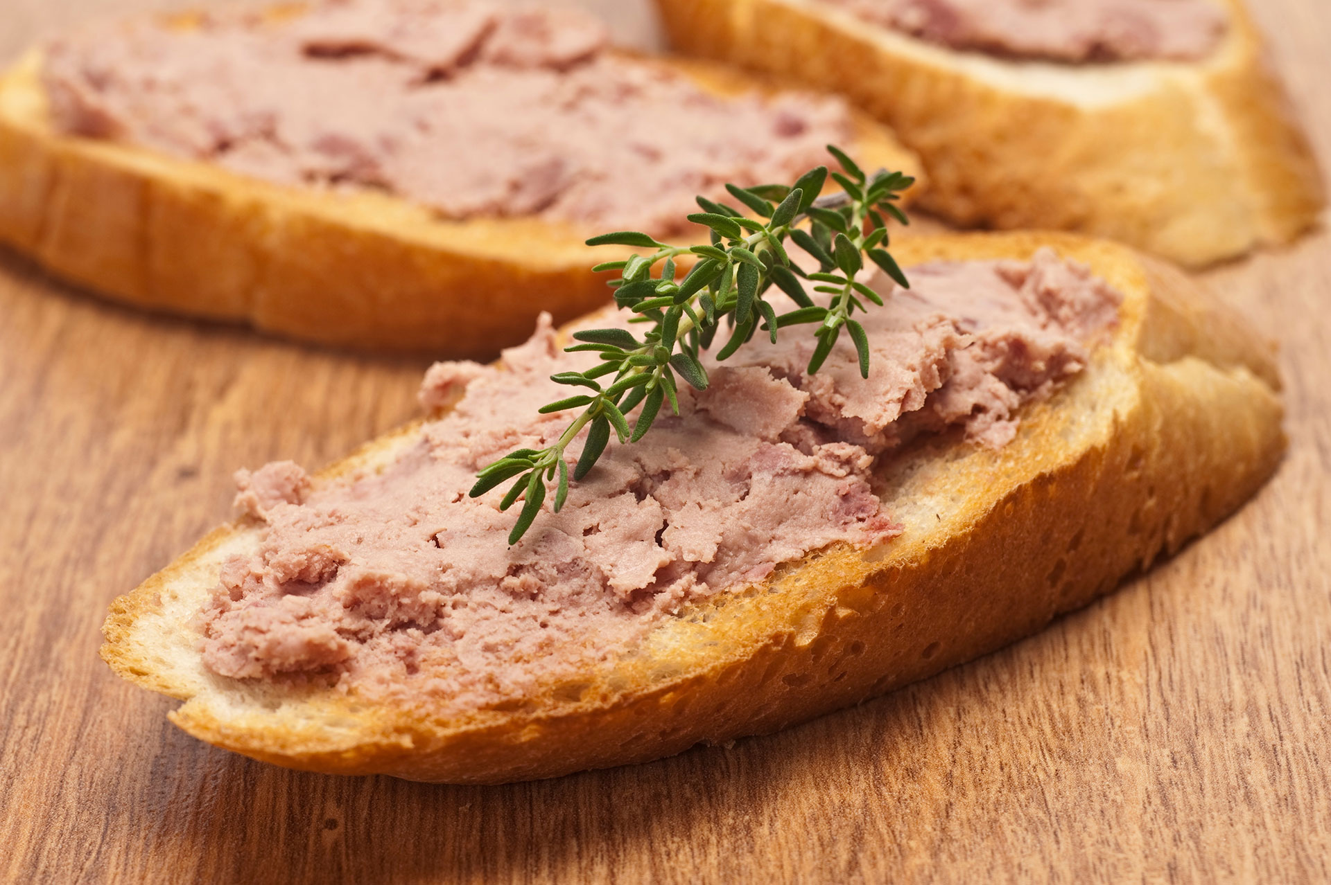 Pan y paté, una simple combinación que se considera una tapa (Getty)