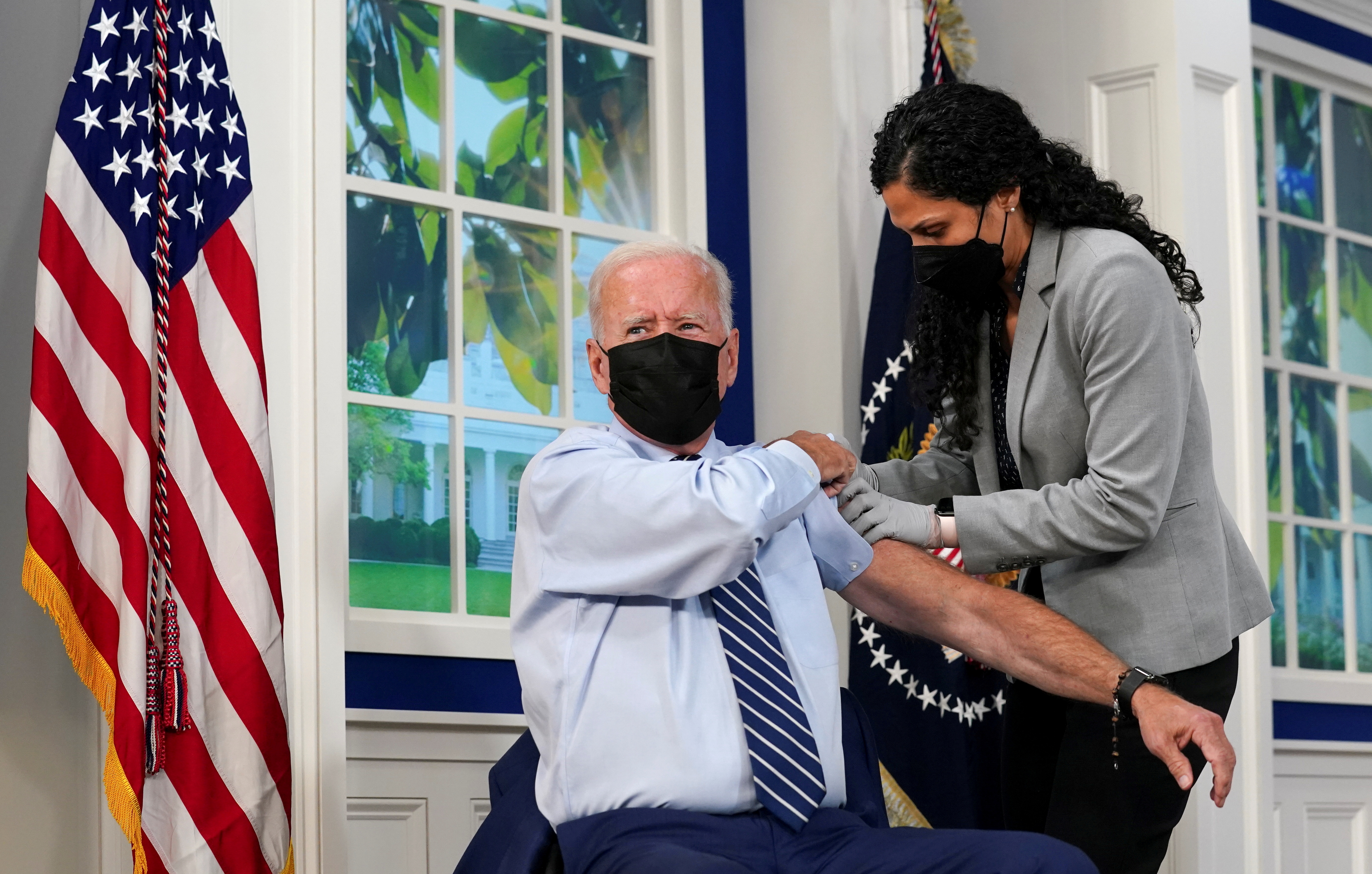 El presidente de EEUU, Joe Biden se aplica un refuerzo de la vacuna contra COVID (REUTERS/Kevin Lamarque/File Photo)