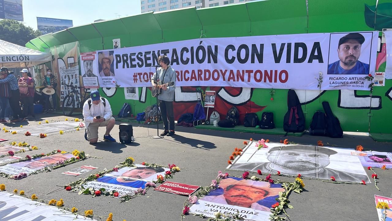 En la Glorieta de las y los desaparecidos se realizó una protesta y se colocaron fotografías de los desaparecidos 
(Foto: Twitter/@HIJOS_Mexico)