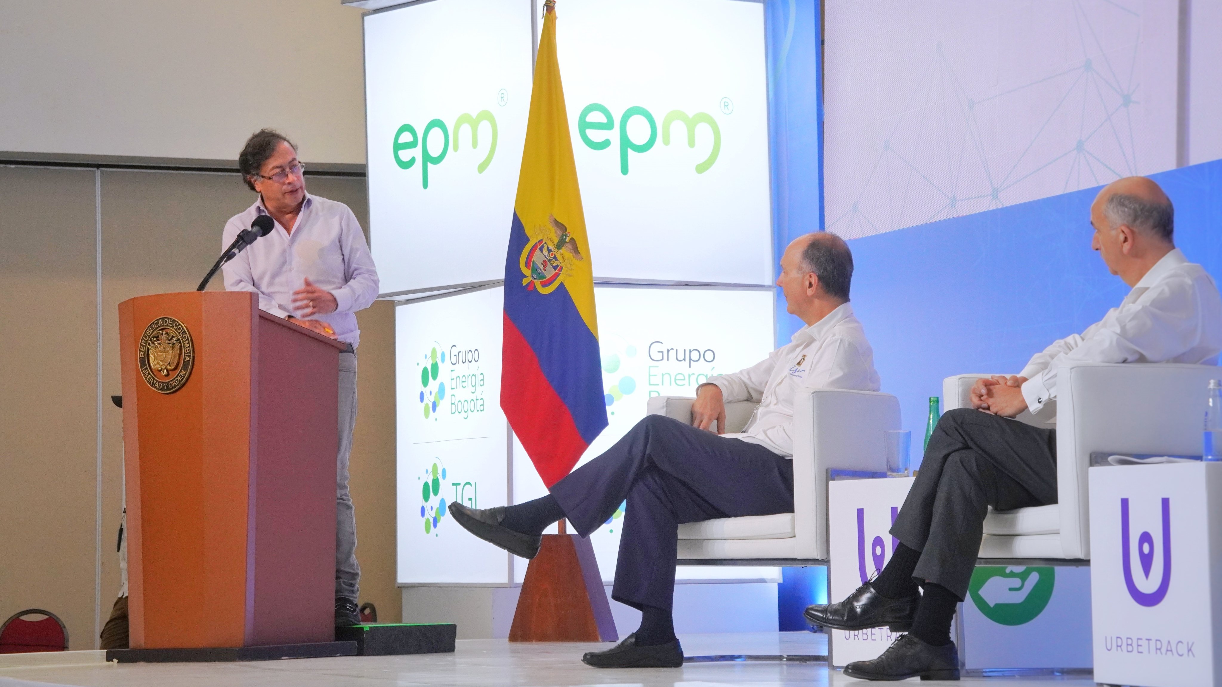 El presidente Petro advirtió que en su administración: "no vamos a estatizar los servicios públicos, vamos a entrar un nuevo componente, tanto en conectividad como en energía eléctrica y en agua potable. Ese nuevo componente se llama Comunidad Energética". Foto: Presidencia de Colombia, Twitter.