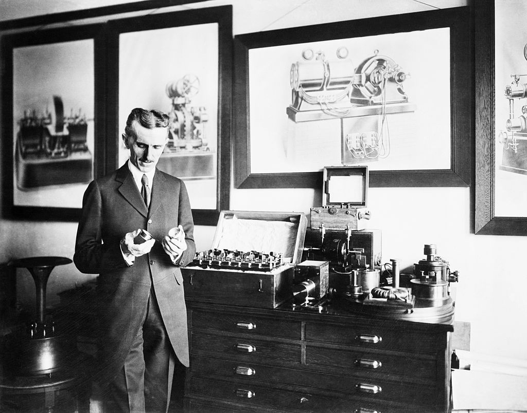 Nikola Tesla fue el inventor y descubridor de las rotaciones de campos magnéticos que conducen al uso de corrientes alternas en maquinarias eléctricas y la bobinas (Bettmann Archive)

