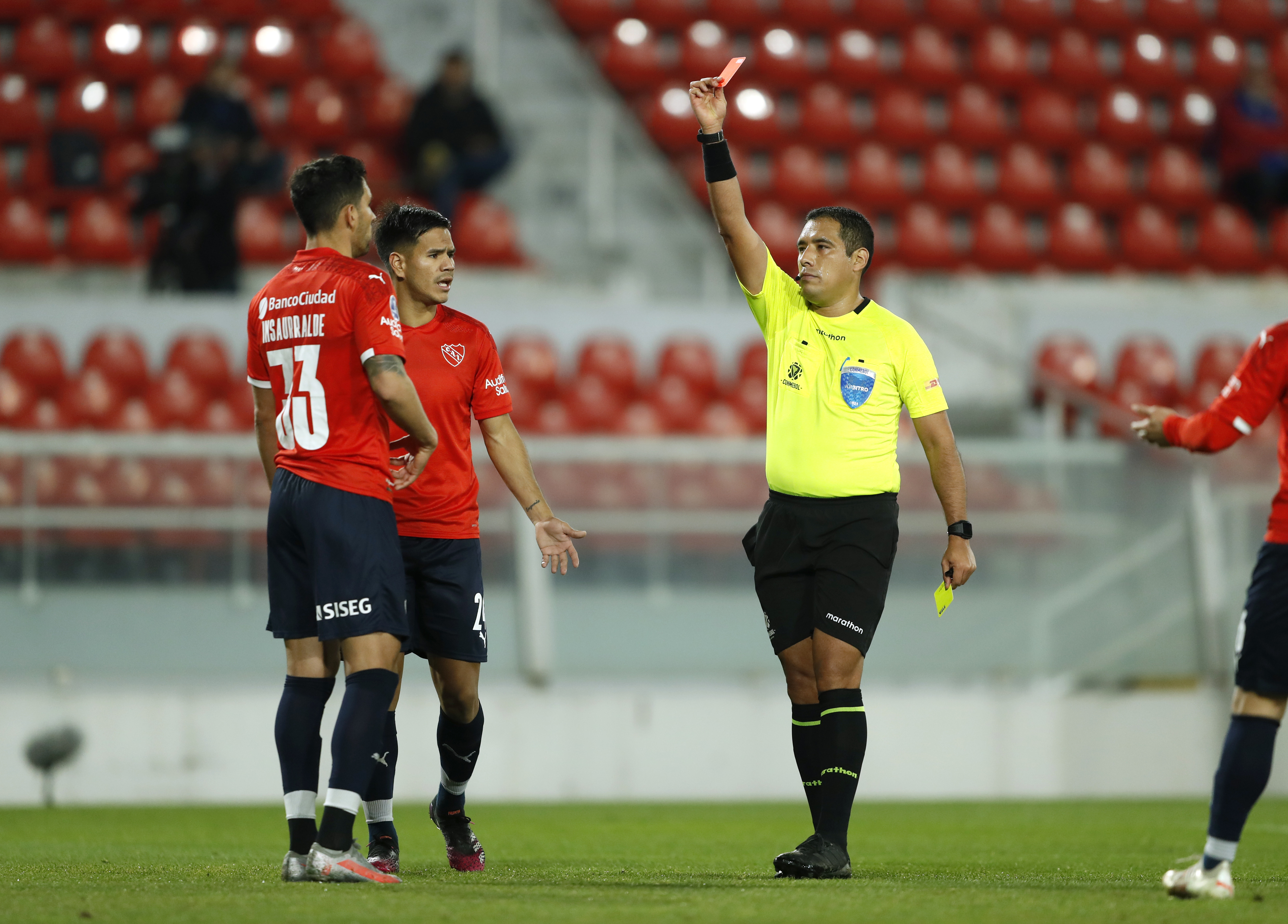 Juan Insaurralde fue expulsado a los 60 minutos, pero el Rojo no perdió intensidad en su juego (REUTERS/Gustavo Ortiz)