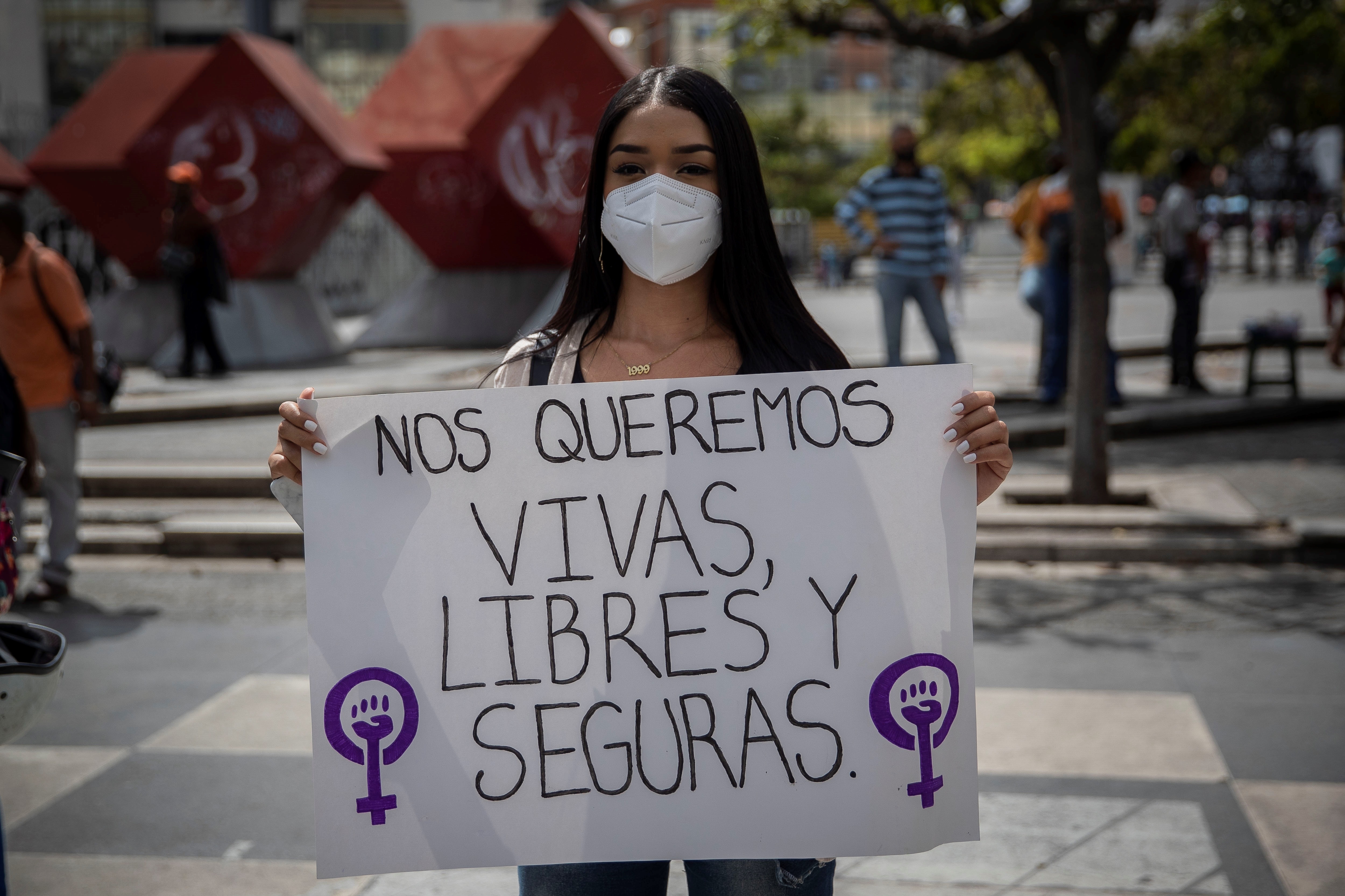 Foto de archivo: Una joven participa en una manifestación en Caracas contra la violencia machista en Venezuela (EFE/Rayner Peña R.)