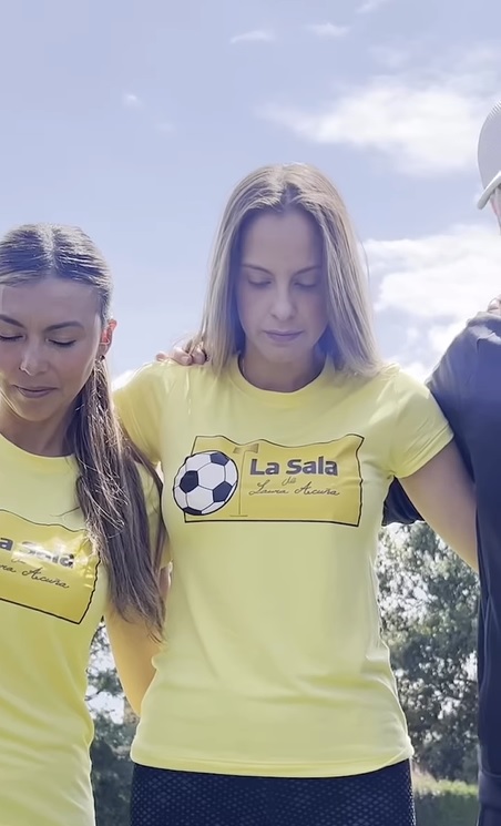 The presenter, accompanied by Cristina Estupiñan, put her soccer skills to the test at the school where Falcao García emerged